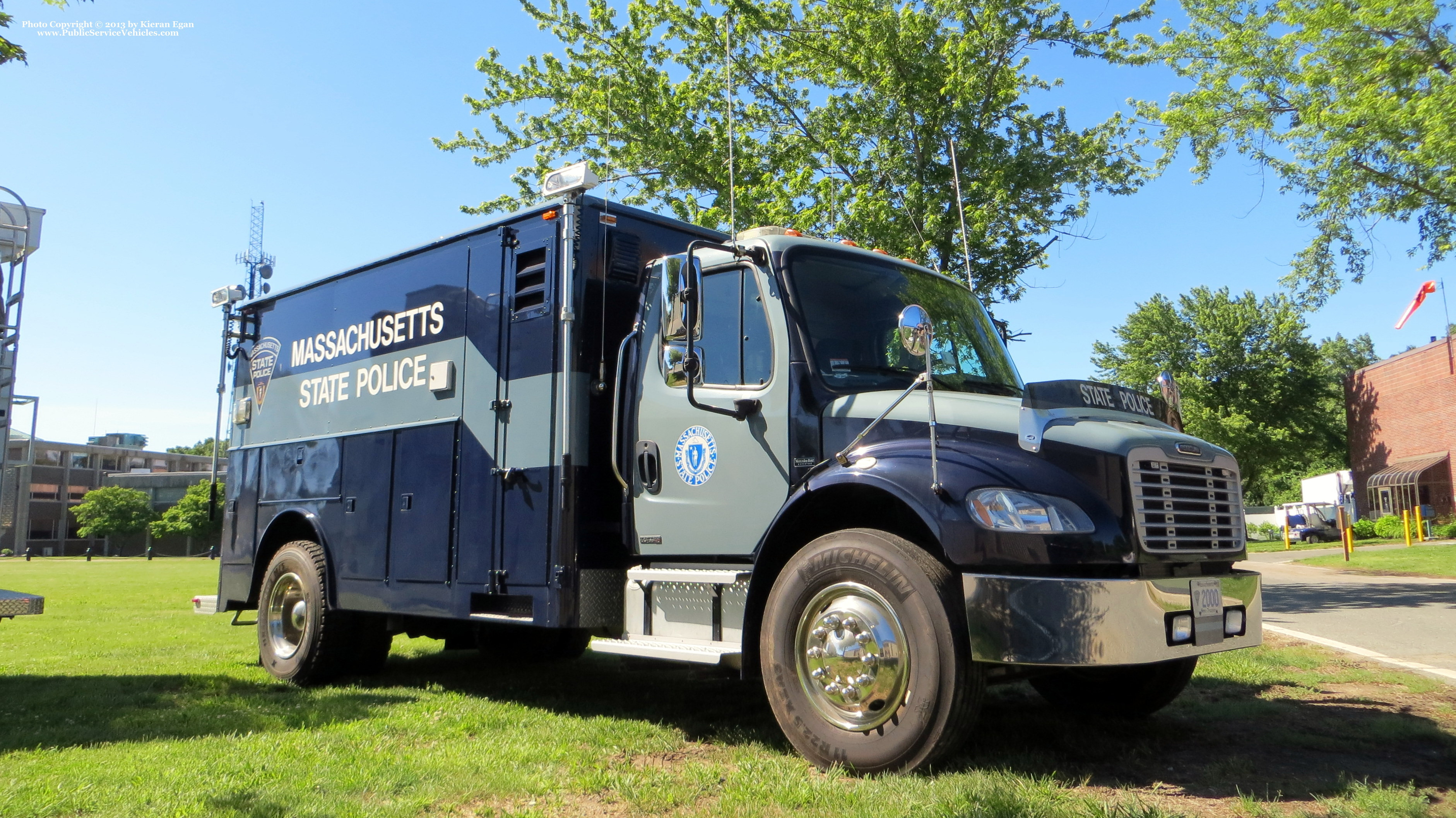 A photo  of Massachusetts State Police
            Truck 2000, a 2006-2013 Freightliner Utility Truck             taken by Kieran Egan