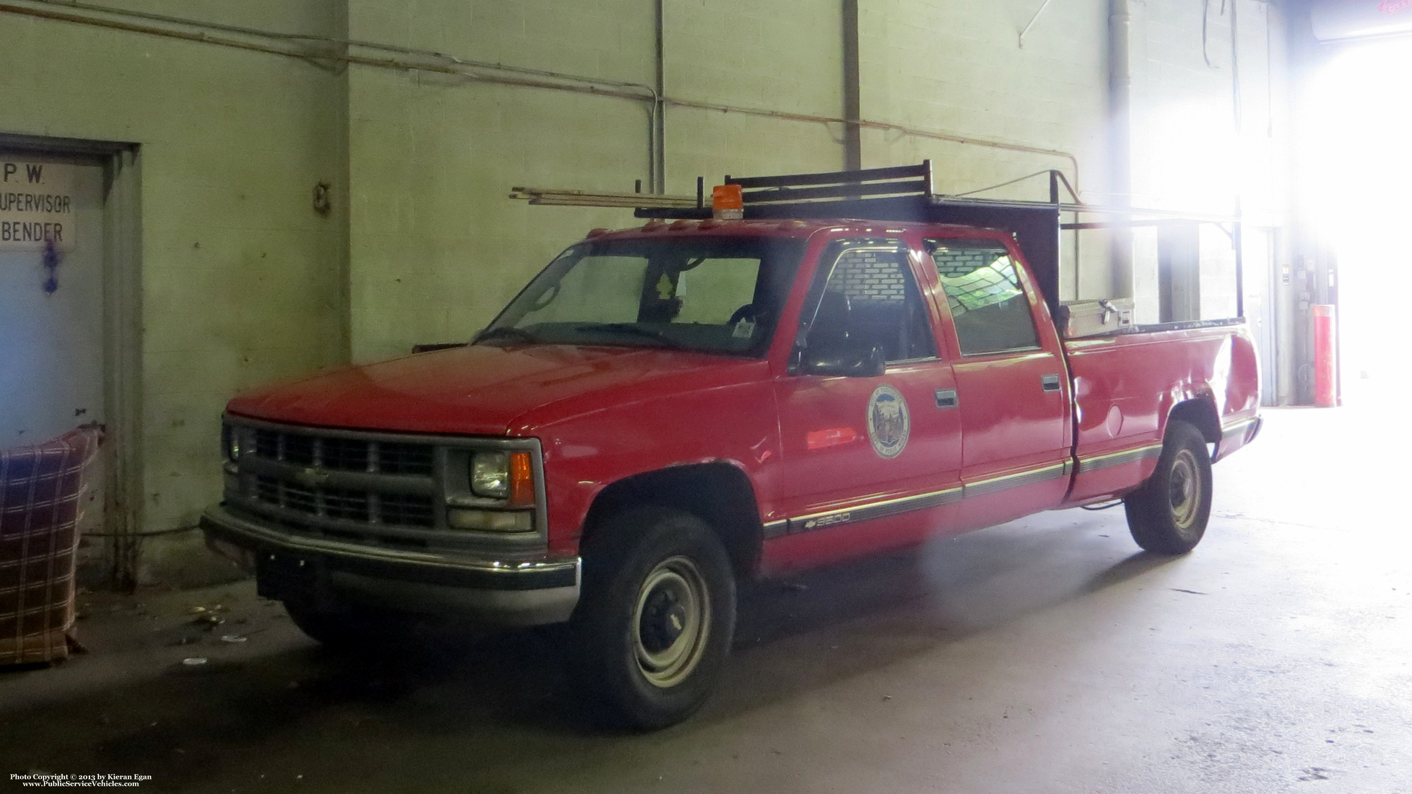 A photo  of Providence Highway Division
            Truck 181, a 1988-1998 Chevrolet 3500 Crew Cab             taken by Kieran Egan