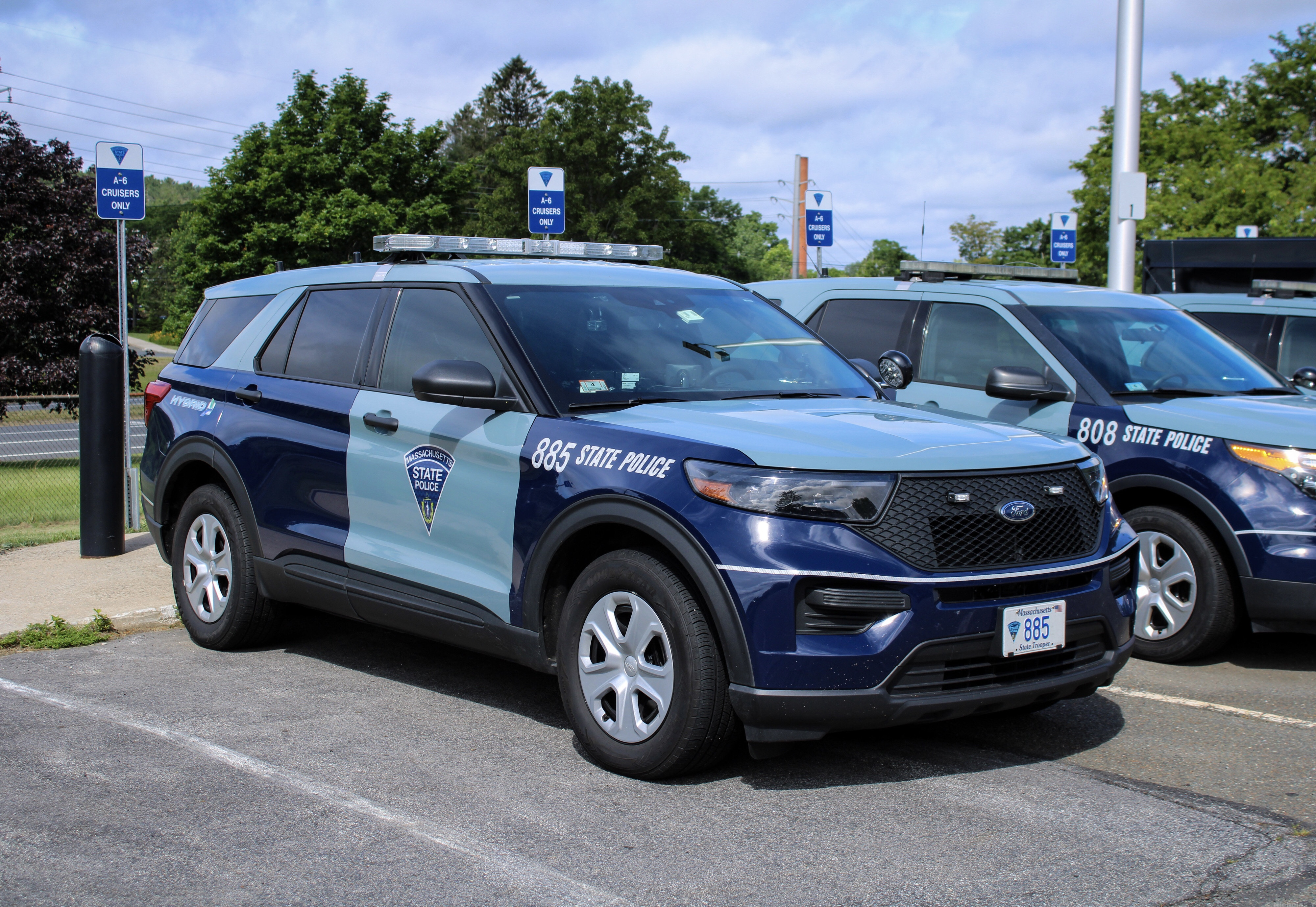 A photo  of Massachusetts State Police
            Cruiser 885, a 2020 Ford Police Interceptor Utility Hybrid             taken by Nicholas You