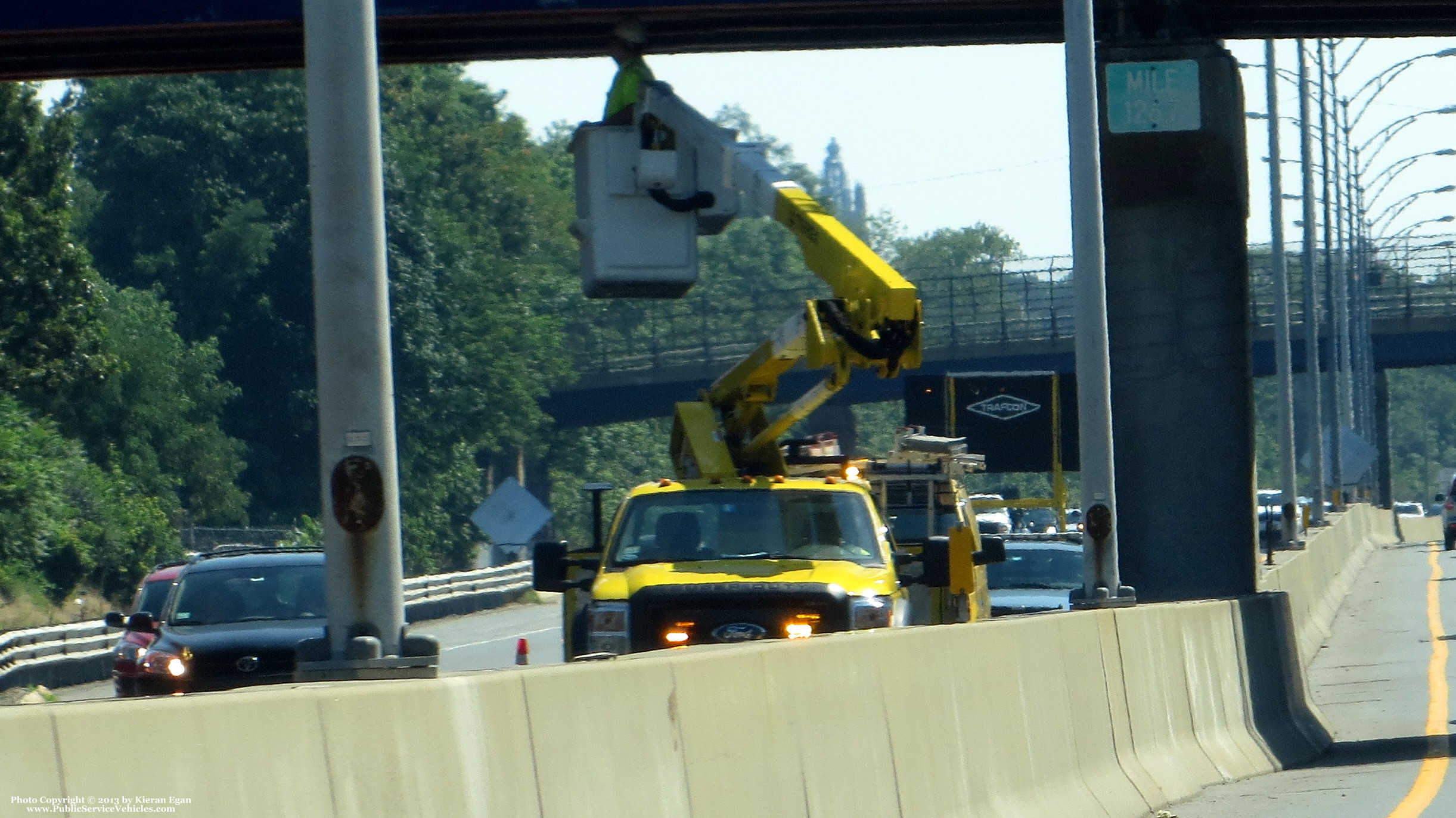 A photo  of Massachusetts Department of Transportation
            Bucket Truck, a 2011-2013 Ford F-450             taken by Kieran Egan