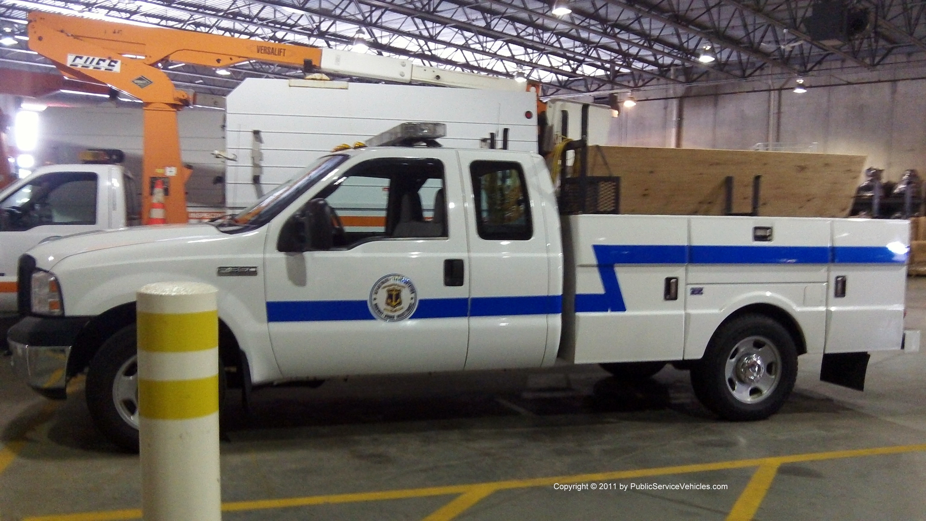 A photo  of Rhode Island Department of Transportation
            Truck 2117, a 2005-2007 Ford F-350 SuperCab             taken by Kieran Egan