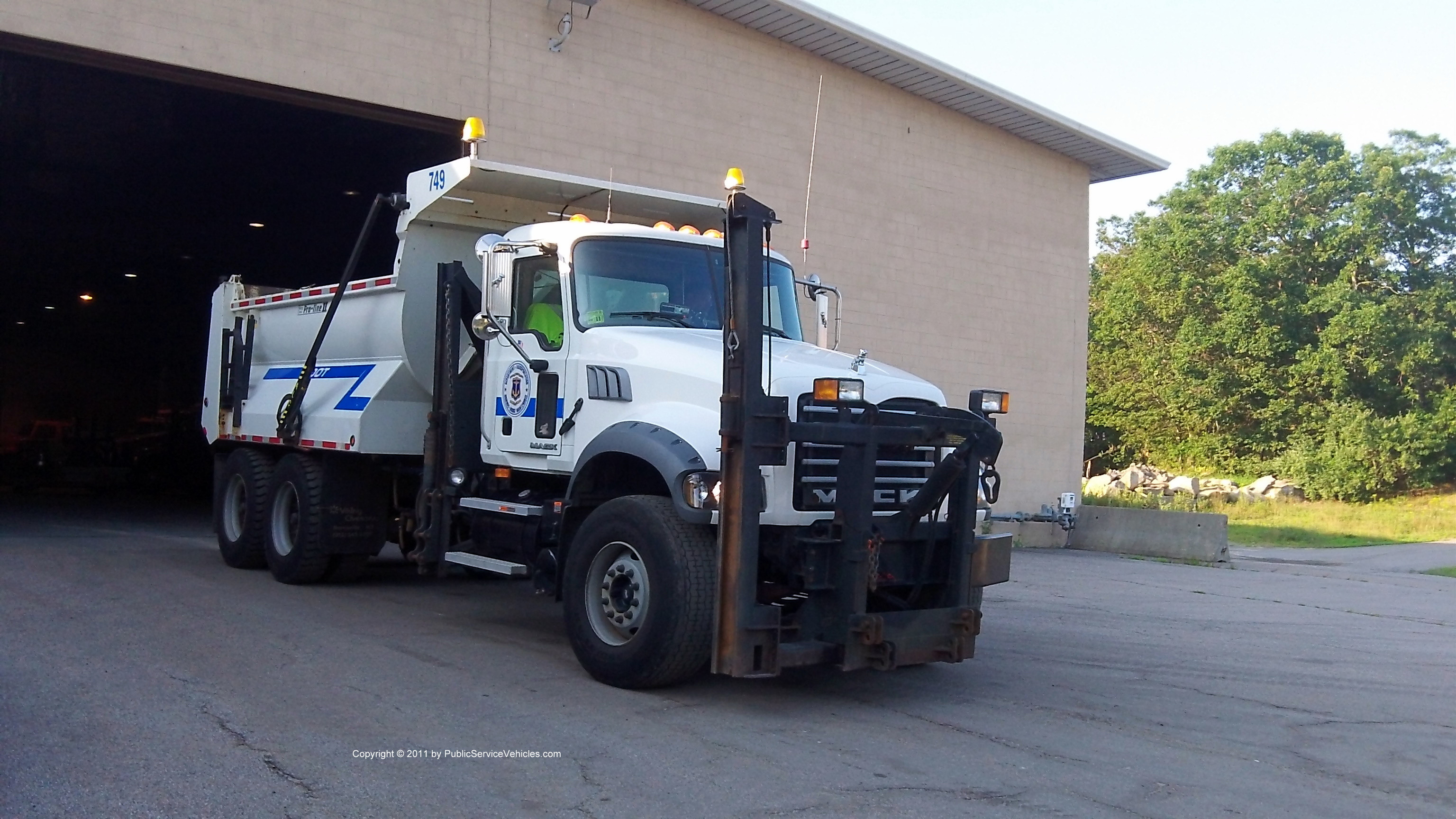 A photo  of Rhode Island Department of Transportation
            Truck 749, a 2001-2011 Mack Granite             taken by Kieran Egan