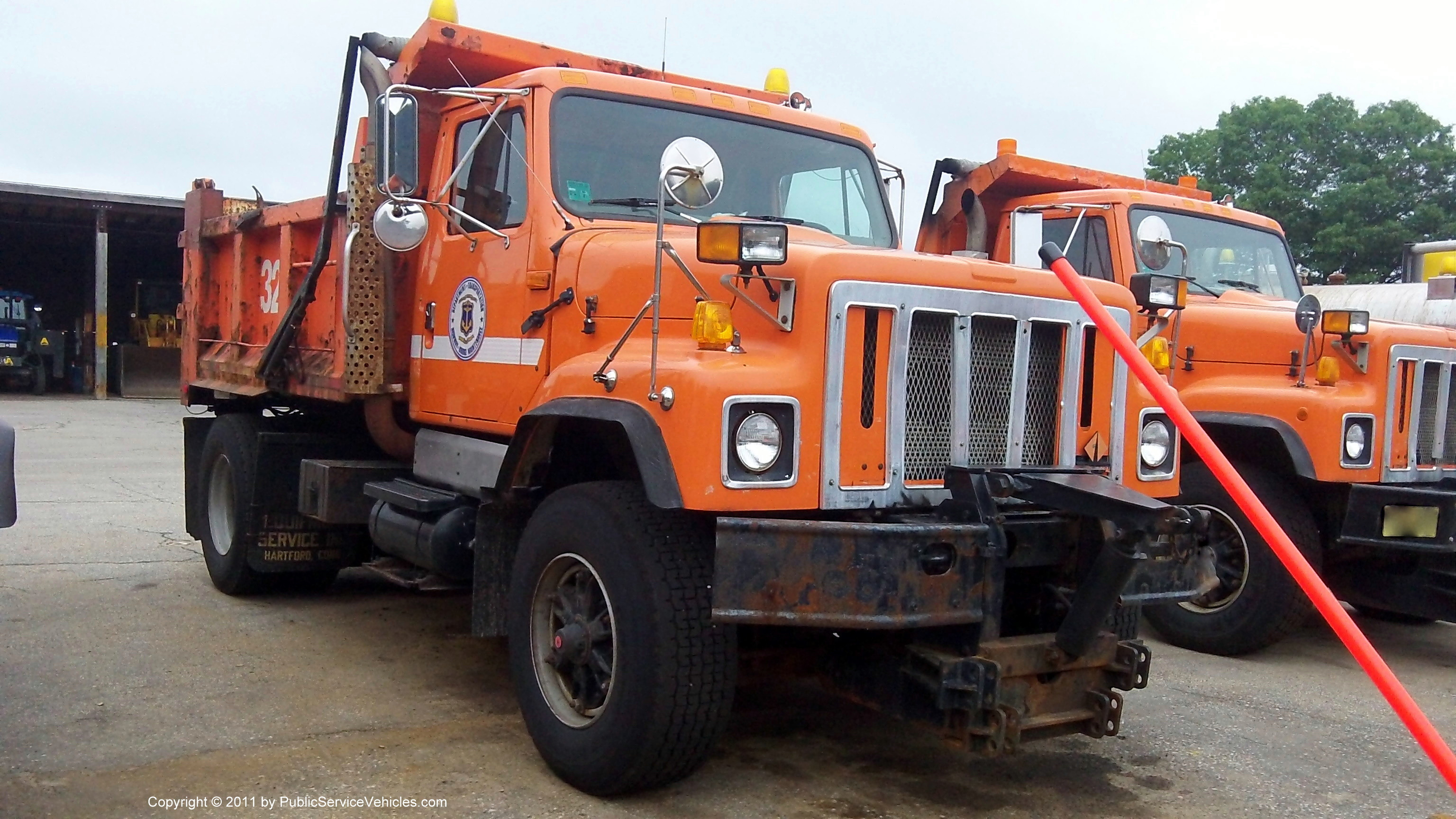 A photo  of Rhode Island Department of Transportation
            Truck 320, a 1978-1989 International S-Series             taken by Kieran Egan