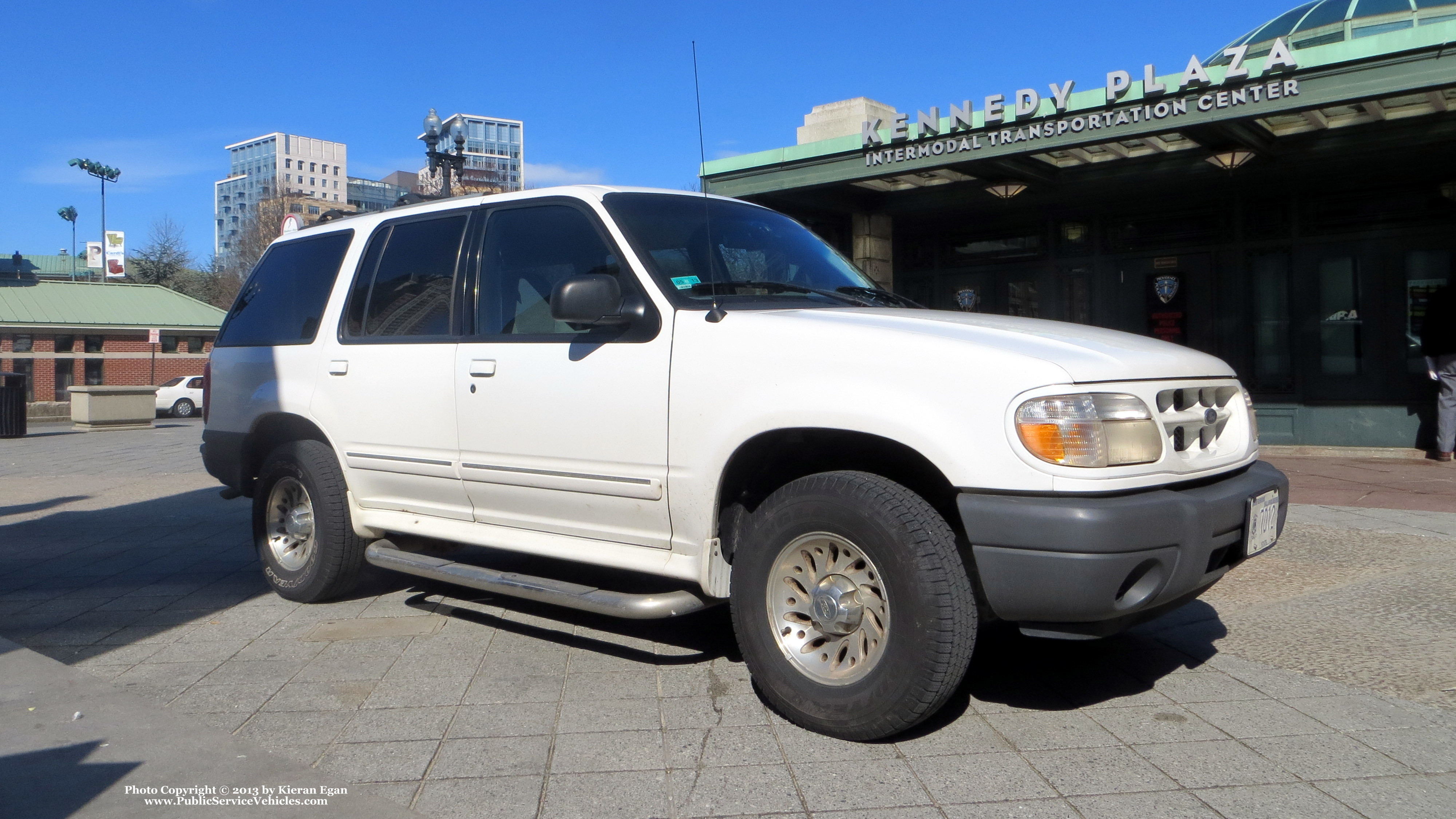 A photo  of Rhode Island Public Transit Authority
            Car 40330, a 1995-2001 Ford Explorer             taken by Kieran Egan