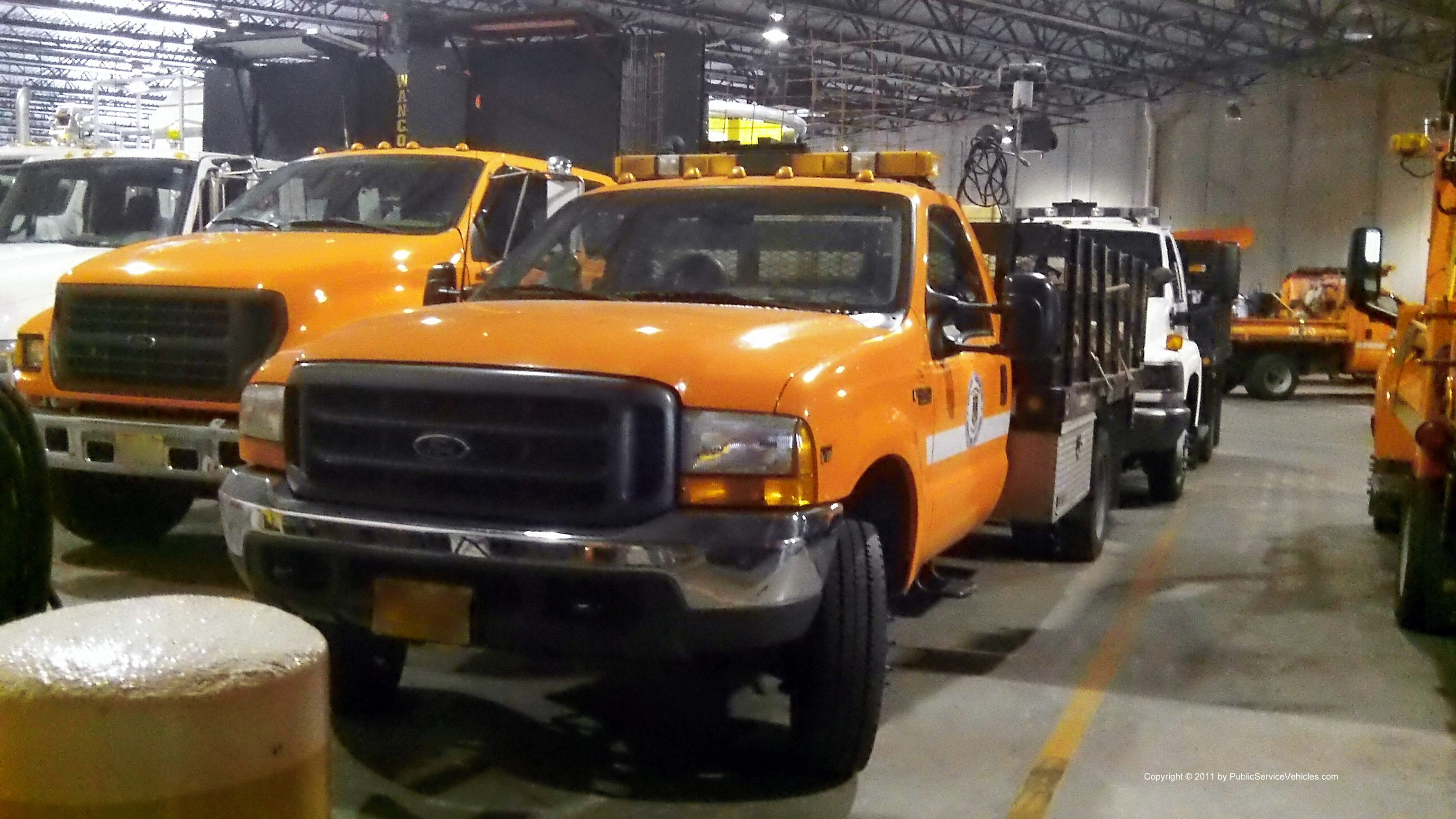 A photo  of Rhode Island Department of Transportation
            Truck 309, a 1999-2006 Ford F-450             taken by Kieran Egan