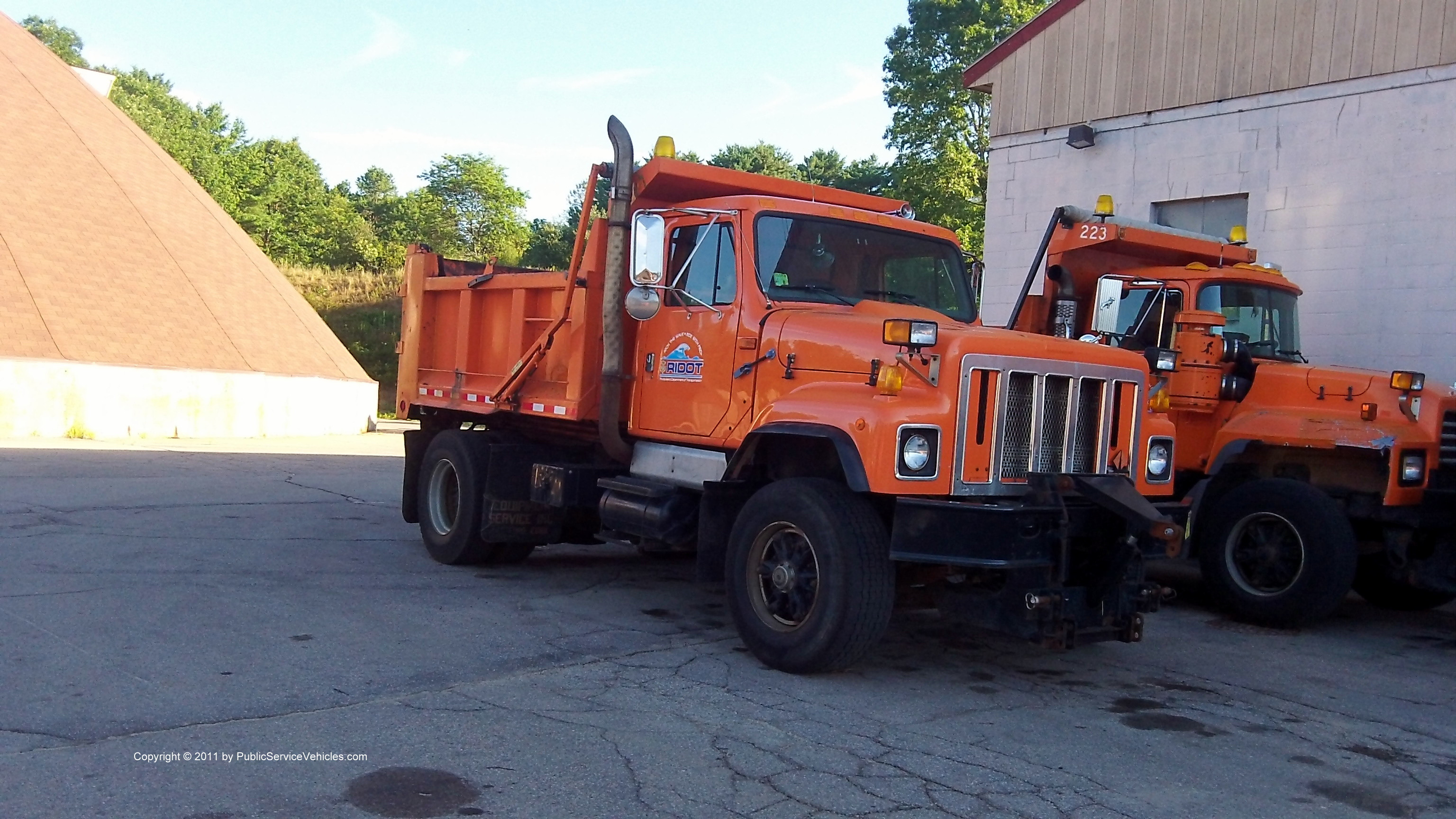 A photo  of Rhode Island Department of Transportation
            Truck 374, a 1978-1989 International S-Series             taken by Kieran Egan