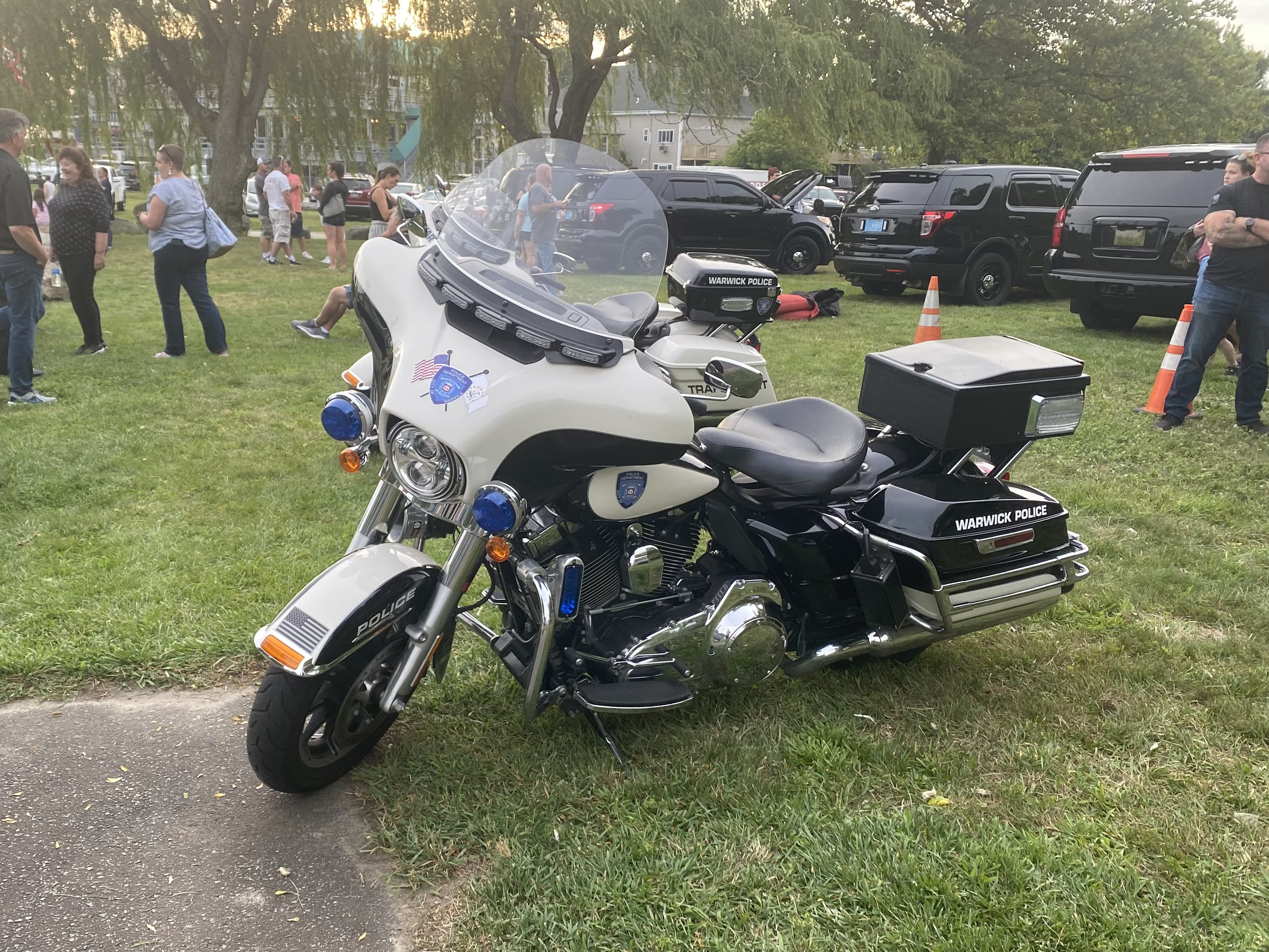 A photo  of Warwick Police
            Motorcycle, a 2015-2020 Harley-Davidson Electra Glide             taken by @riemergencyvehicles