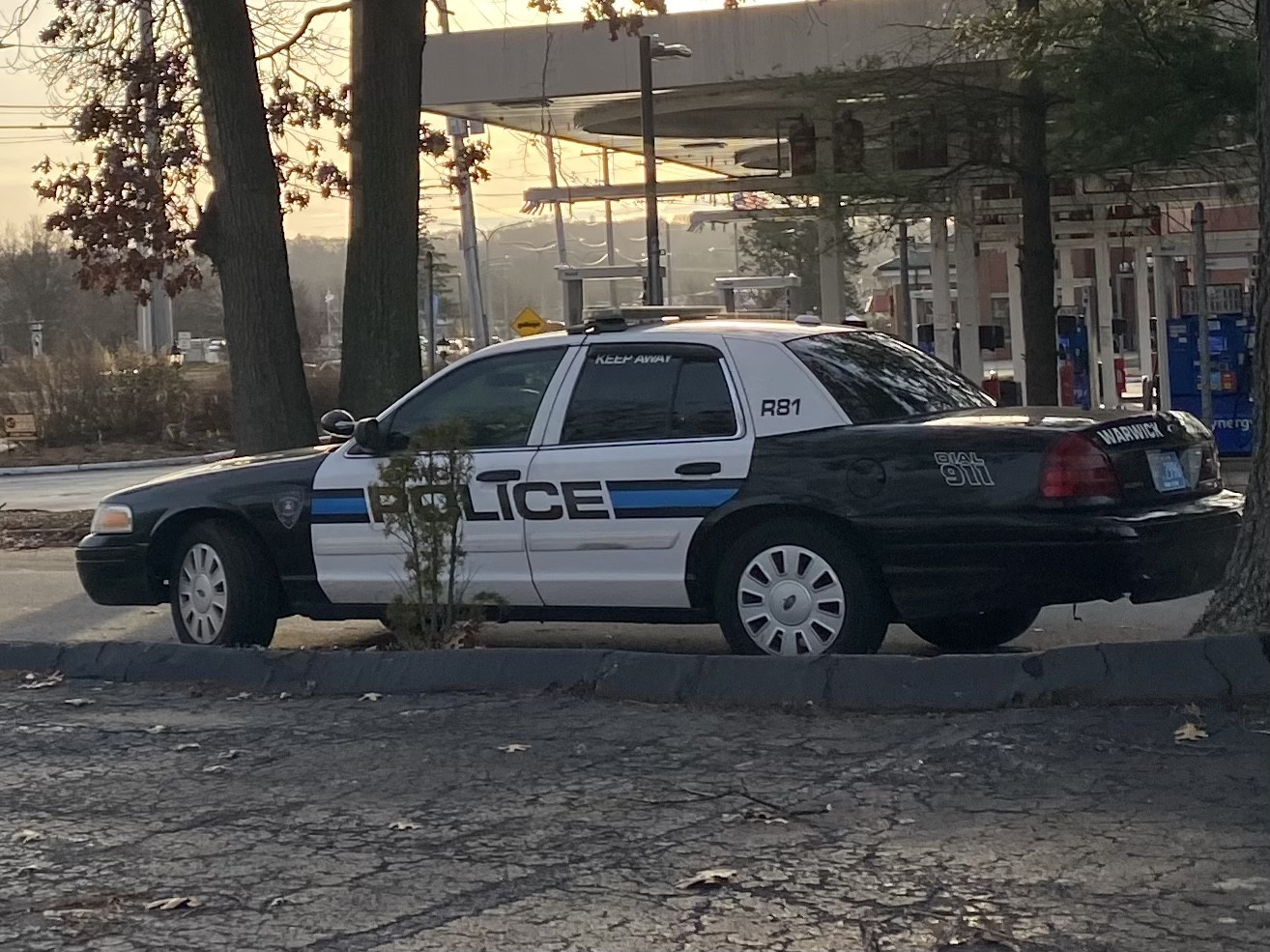 A photo  of Warwick Police
            Cruiser R-81, a 2009-2011 Ford Crown Victoria Police Interceptor             taken by @riemergencyvehicles