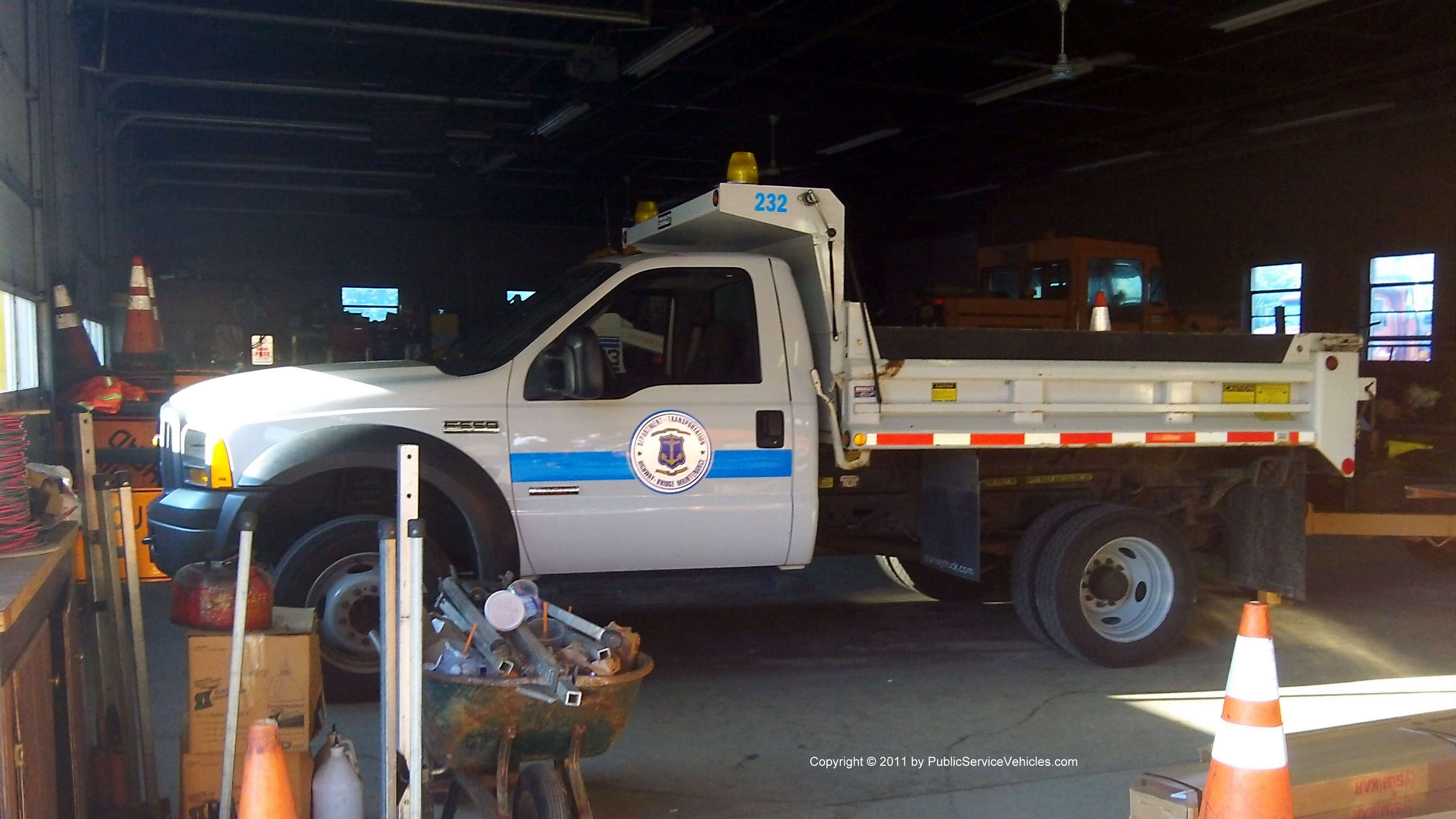 A photo  of Rhode Island Department of Transportation
            Truck 232, a 2005-2007 Ford F-550             taken by Kieran Egan