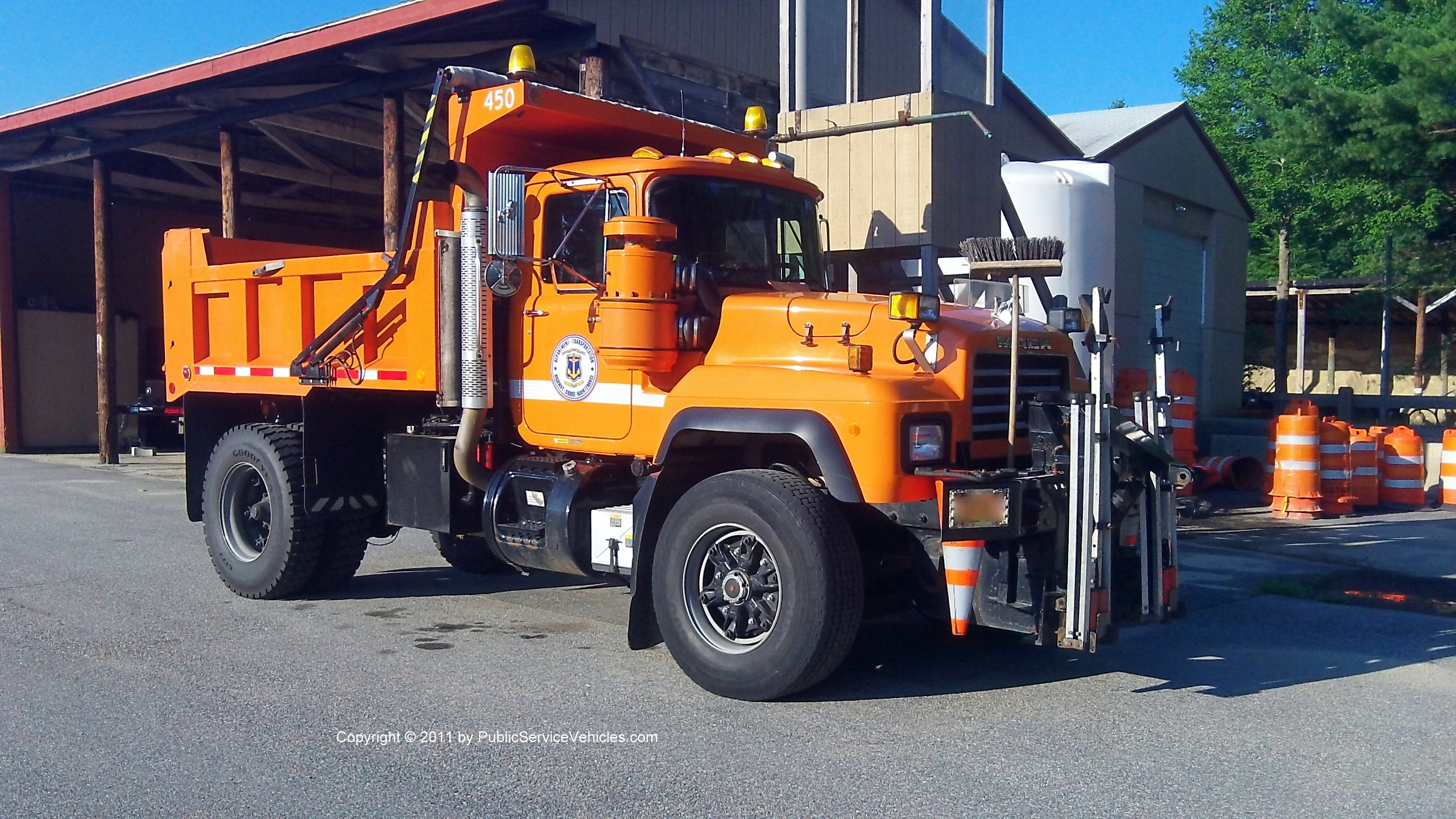 A photo  of Rhode Island Department of Transportation
            Truck 450, a 1980-2010 Mack             taken by Kieran Egan