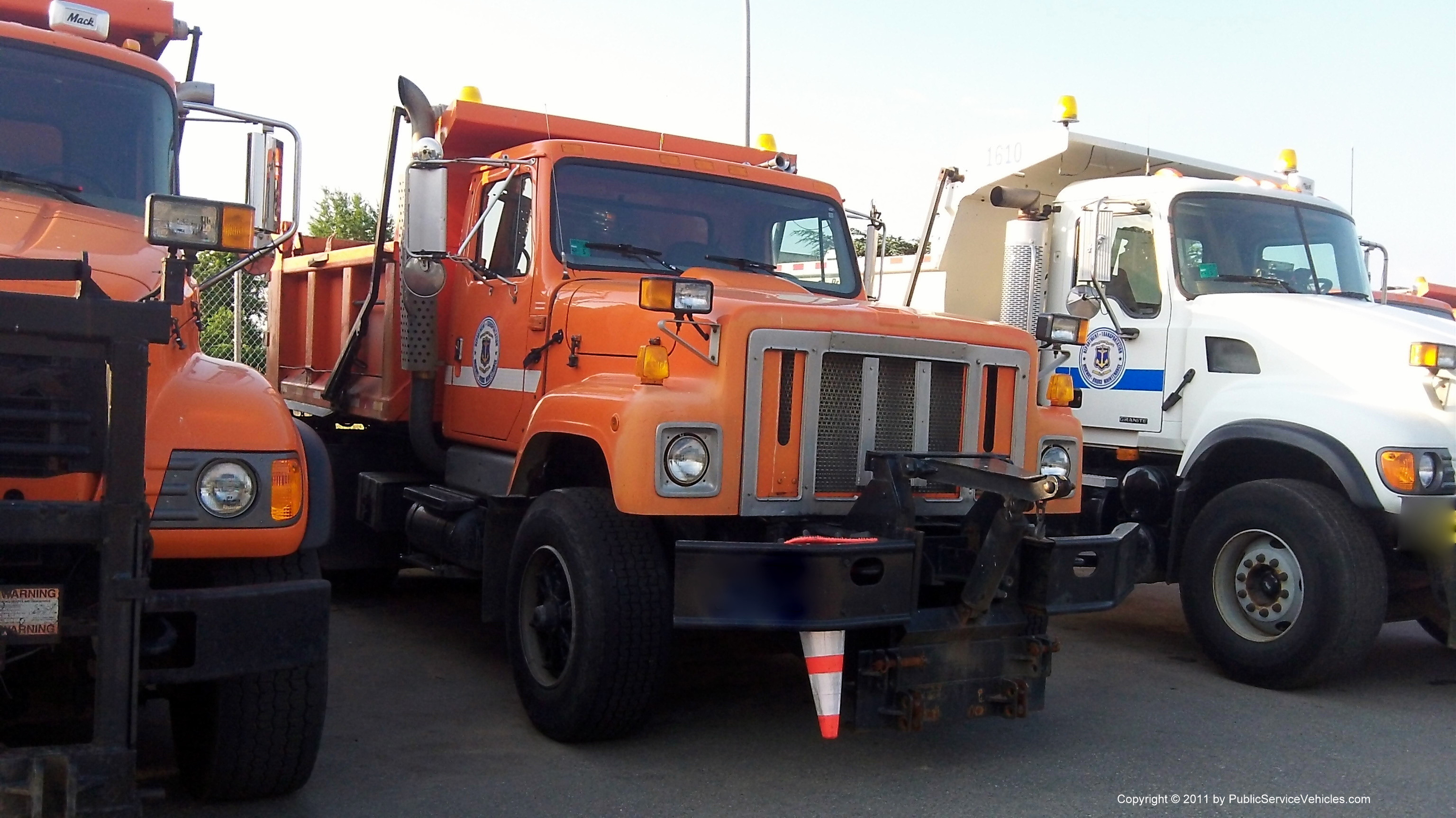 A photo  of Rhode Island Department of Transportation
            Truck 339, a 1978-1989 International S-Series             taken by Kieran Egan