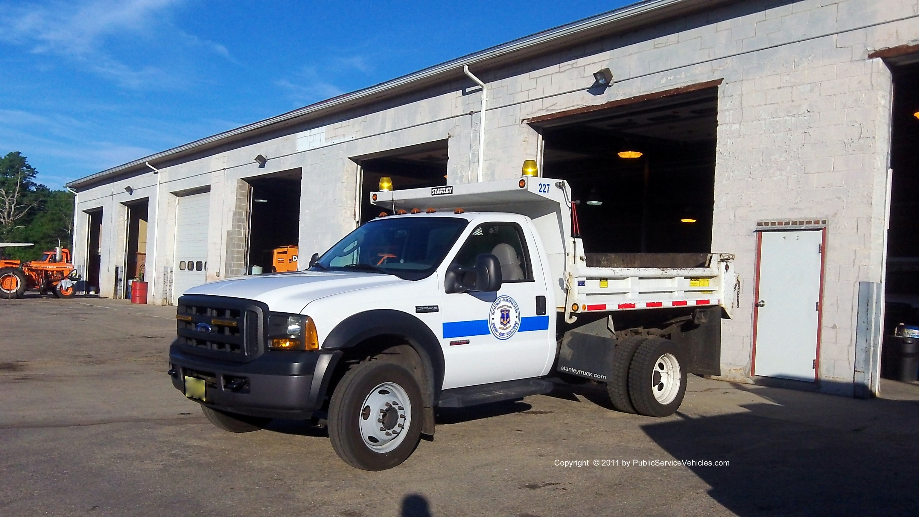 A photo  of Rhode Island Department of Transportation
            Truck 227, a 2005-2007 Ford F-550             taken by Kieran Egan