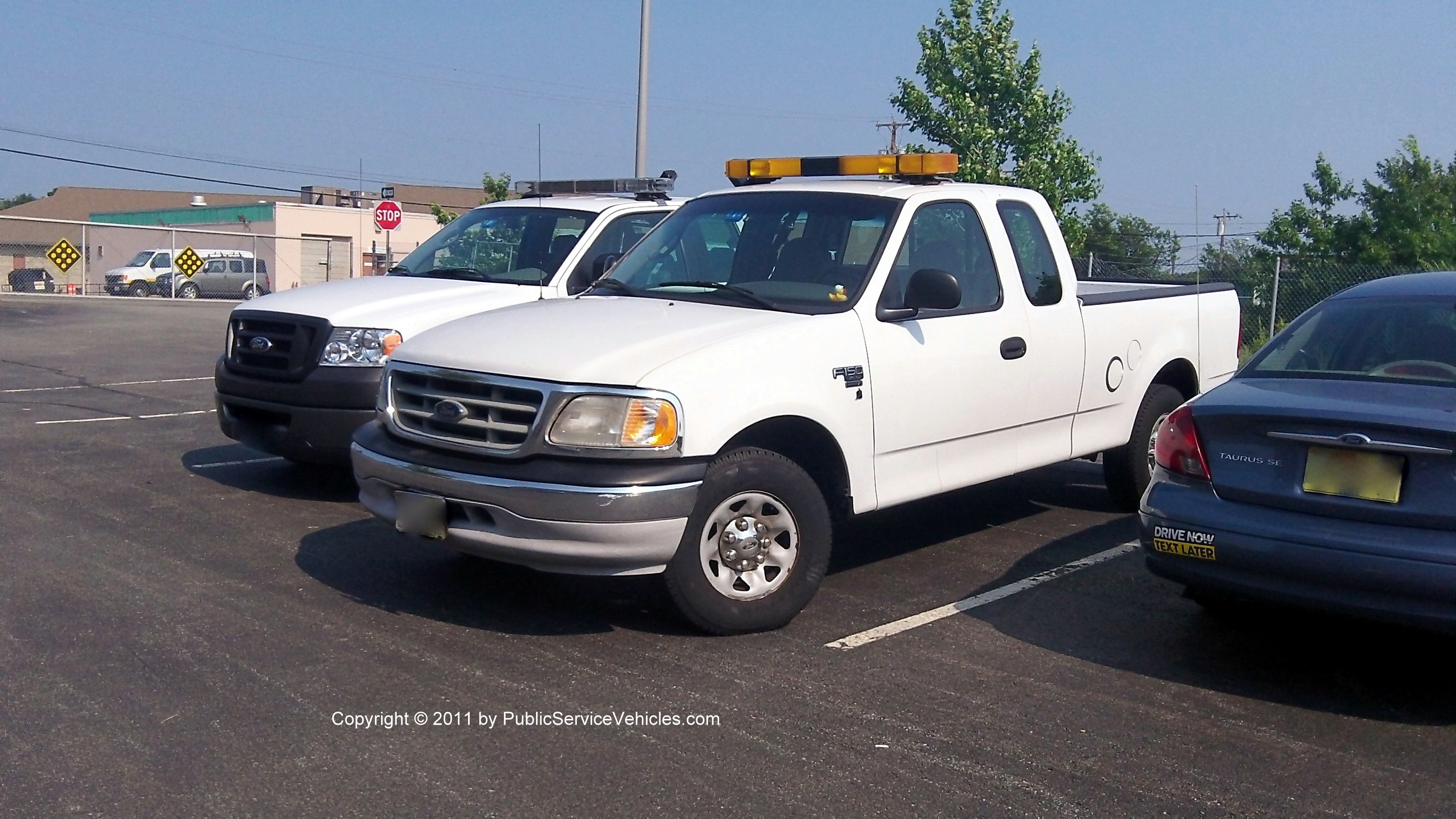 A photo  of Rhode Island Department of Transportation
            Truck 2517, a 1997-2003 Ford F-150 SuperCab             taken by Kieran Egan