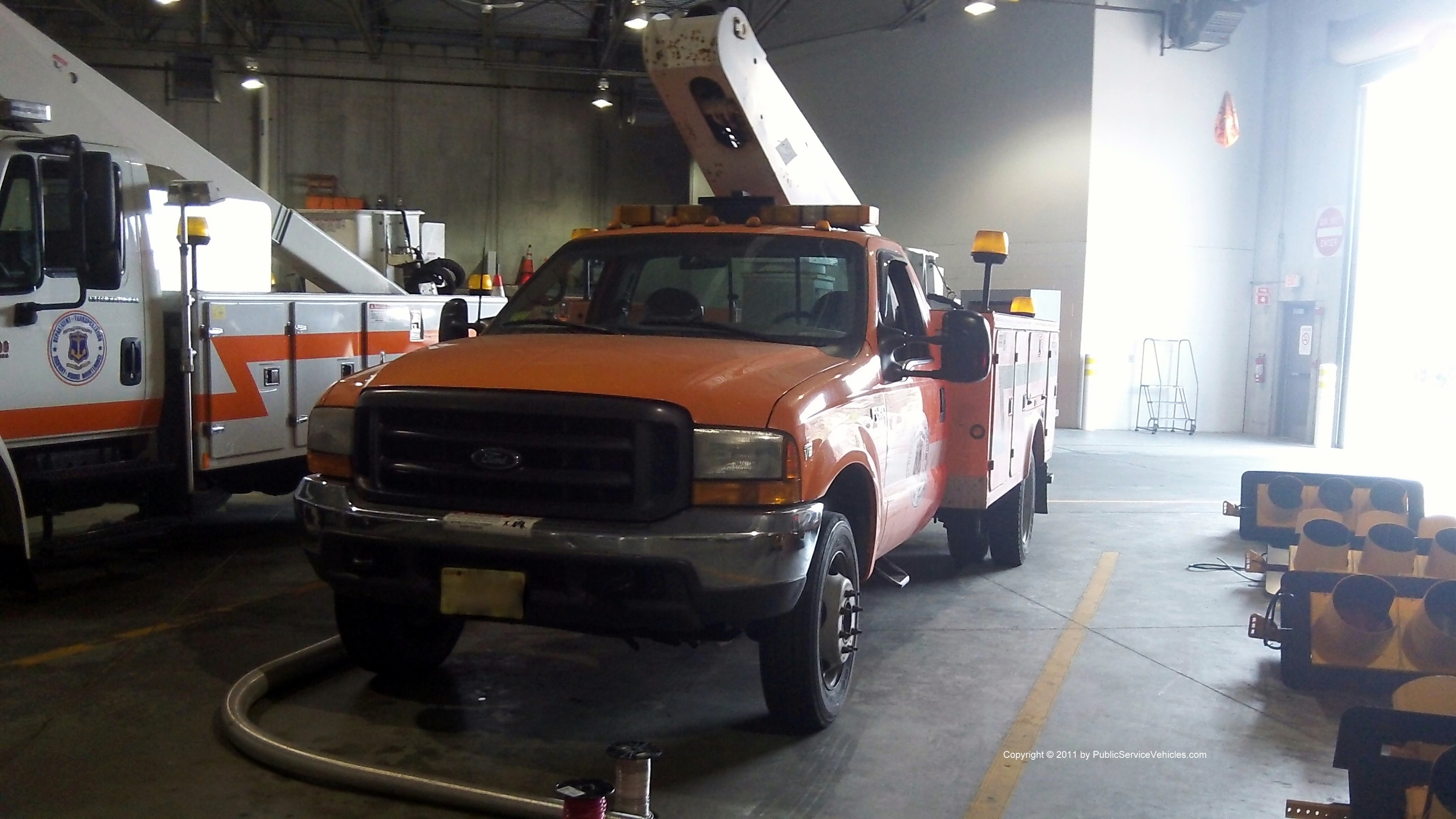 A photo  of Rhode Island Department of Transportation
            Truck 1622, a 1999-2004 Ford F-450             taken by Kieran Egan