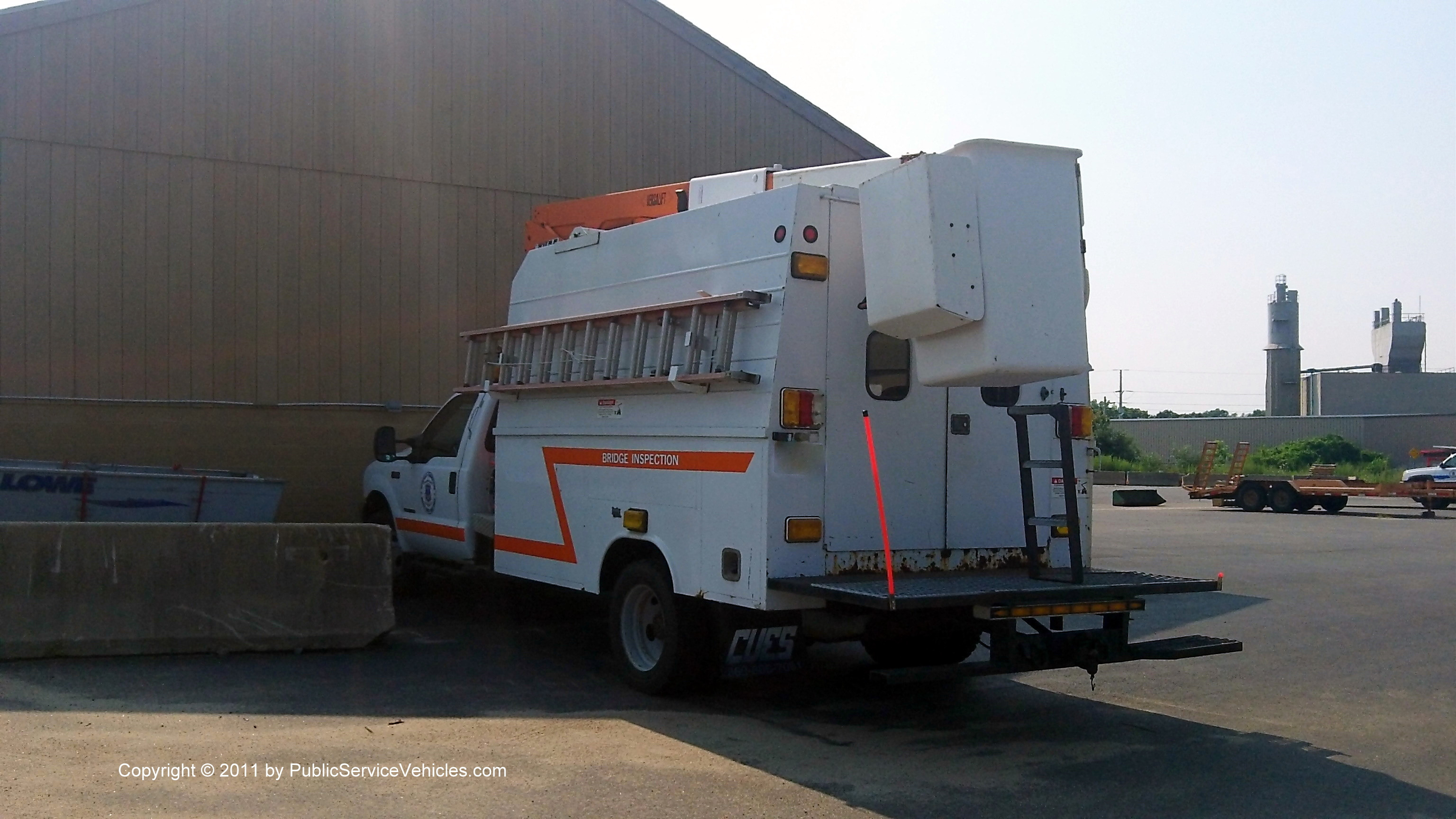 A photo  of Rhode Island Department of Transportation
            Truck 937, a 1999-2004 Ford F-450             taken by Kieran Egan