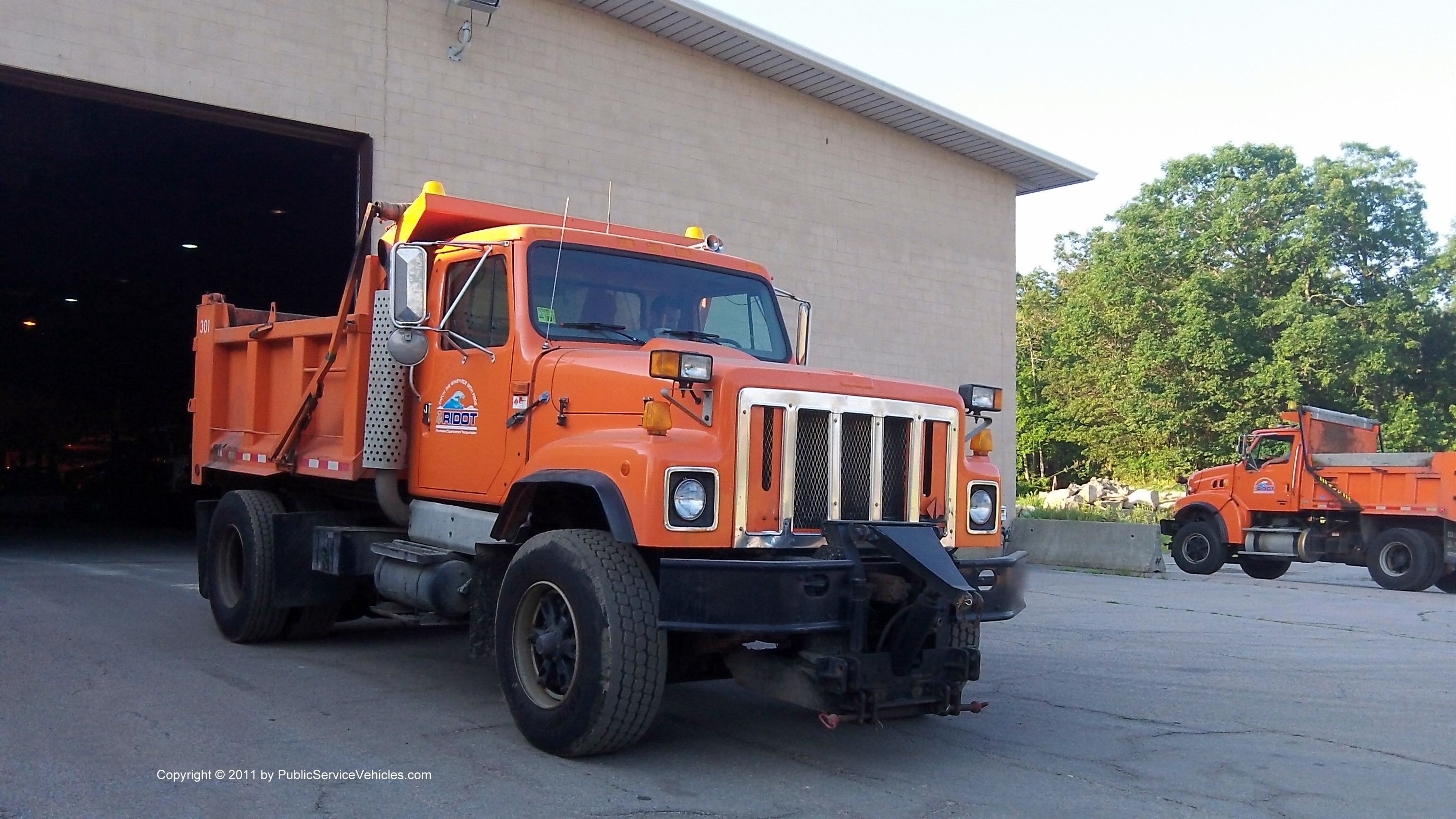 A photo  of Rhode Island Department of Transportation
            Truck 301, a 1978-1989 International S-Series             taken by Kieran Egan