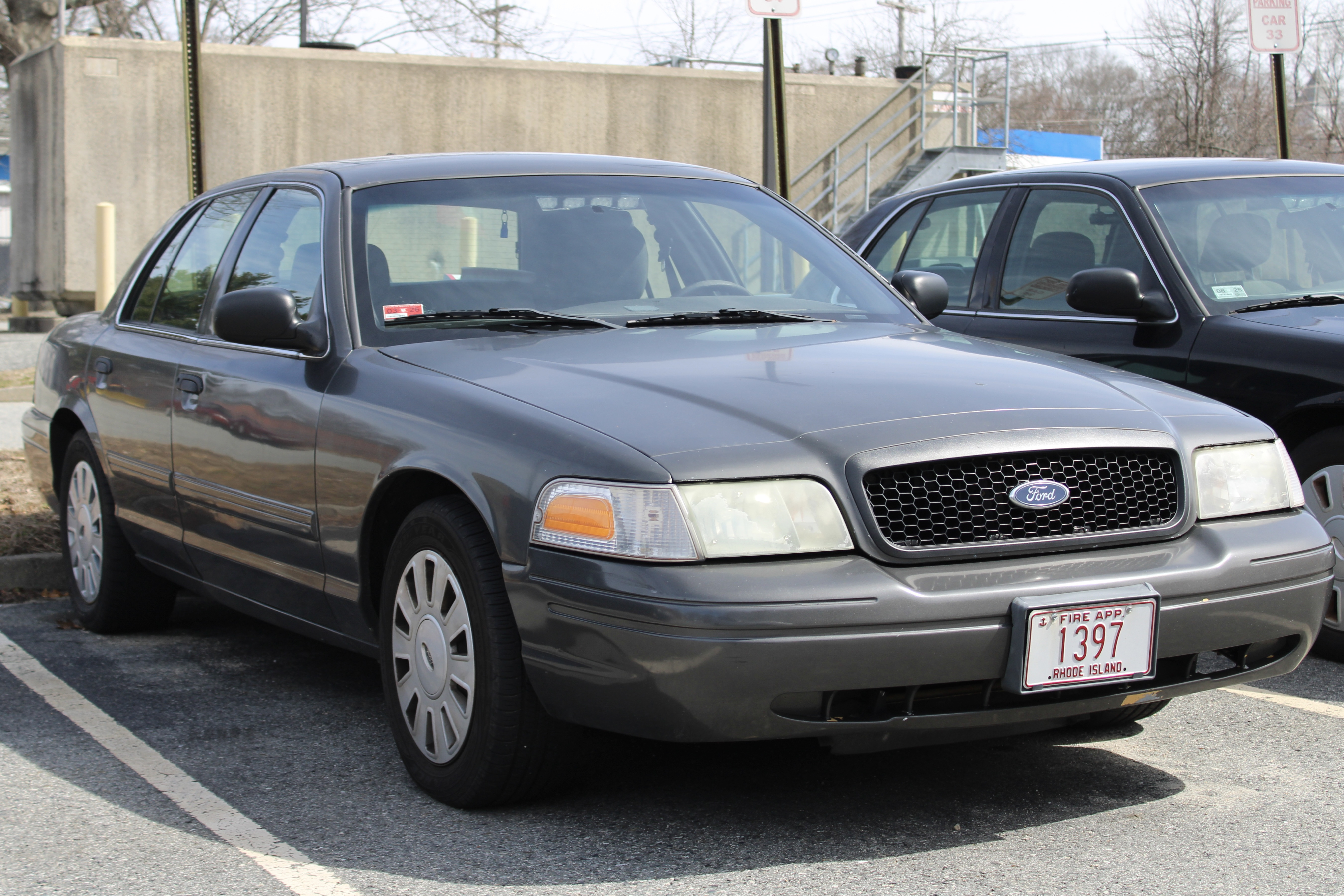 A photo  of Warwick Fire
            Unmarked Unit, a 2009-2011 Ford Crown Victoria Police Interceptor             taken by @riemergencyvehicles