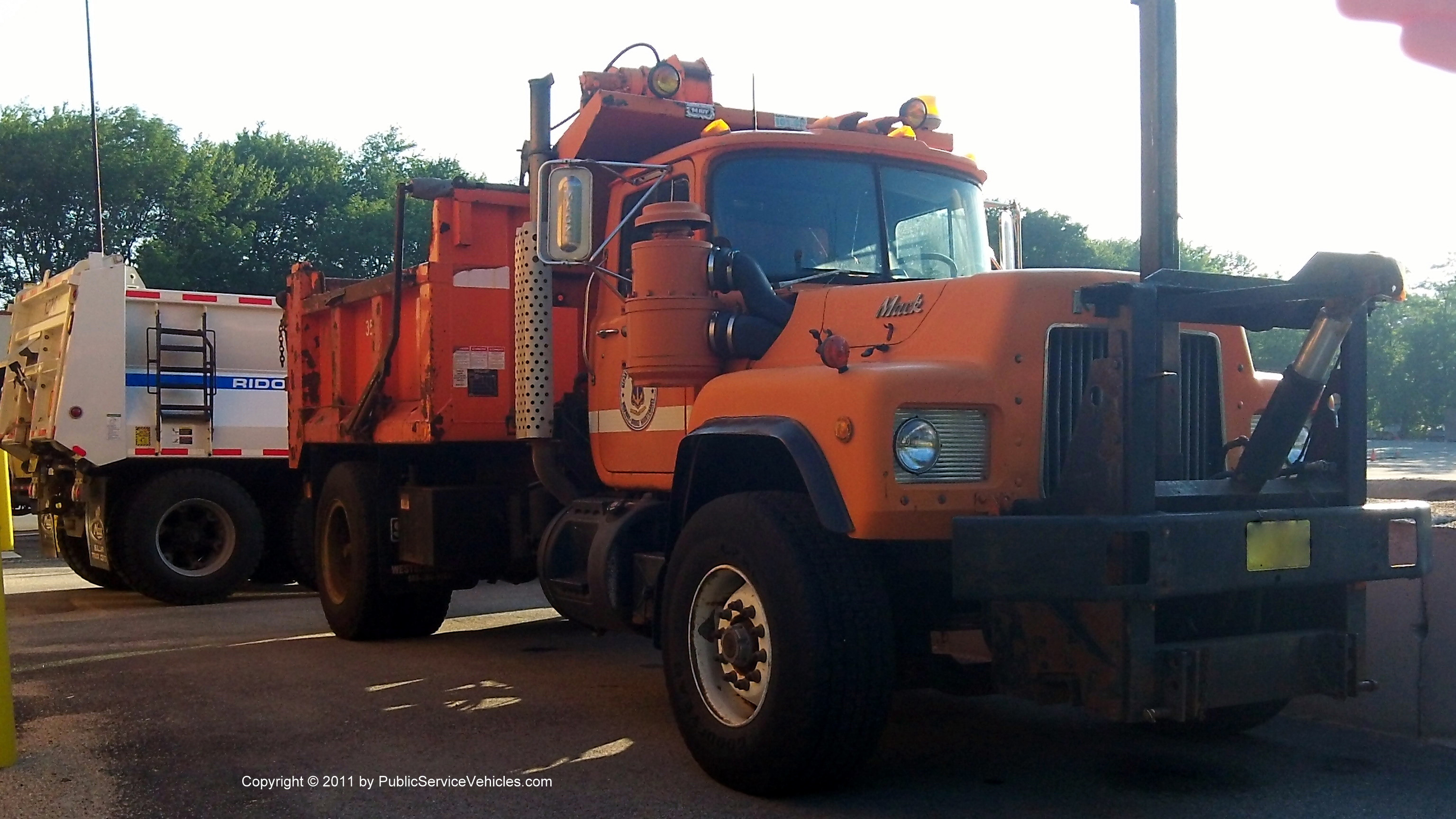 A photo  of Rhode Island Department of Transportation
            Truck 354, a 1980-2010 Mack             taken by Kieran Egan