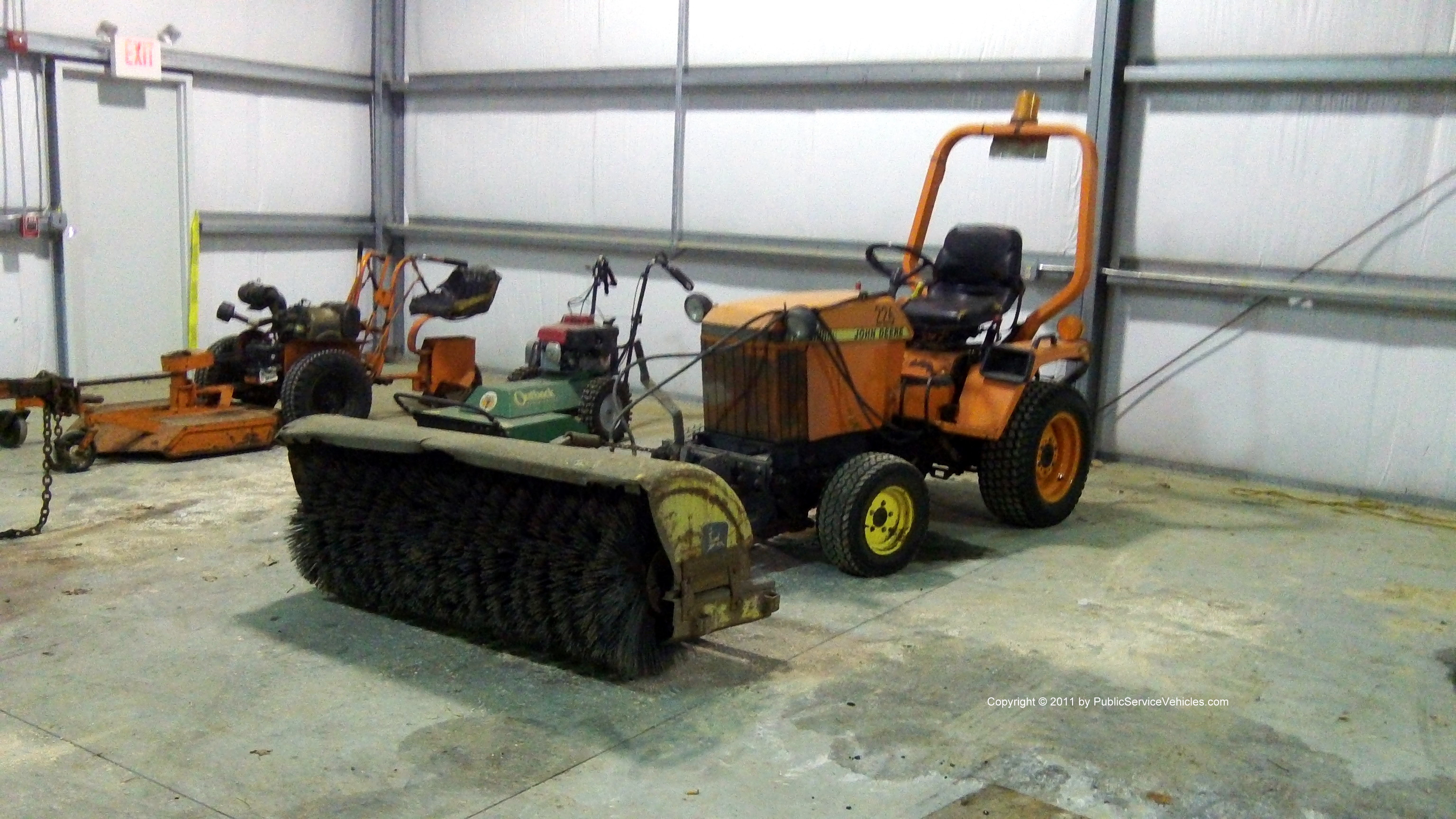 A photo  of Rhode Island Department of Transportation
            Tractor 226, a 1980-2010 John Deere             taken by Kieran Egan