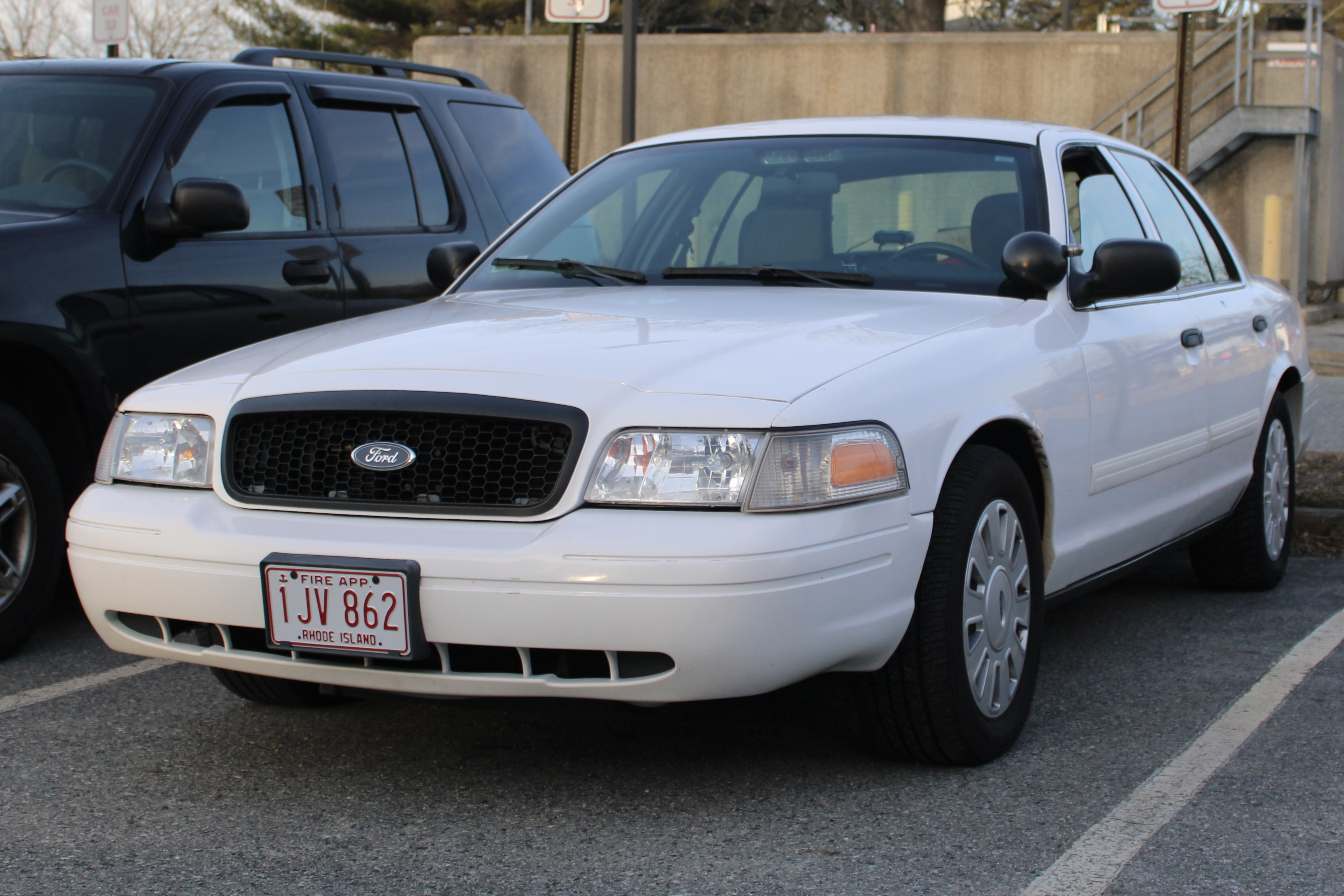 A photo  of Warwick Fire
            Unmarked Unit, a 2009-2011 Ford Crown Victoria Police Interceptor             taken by @riemergencyvehicles
