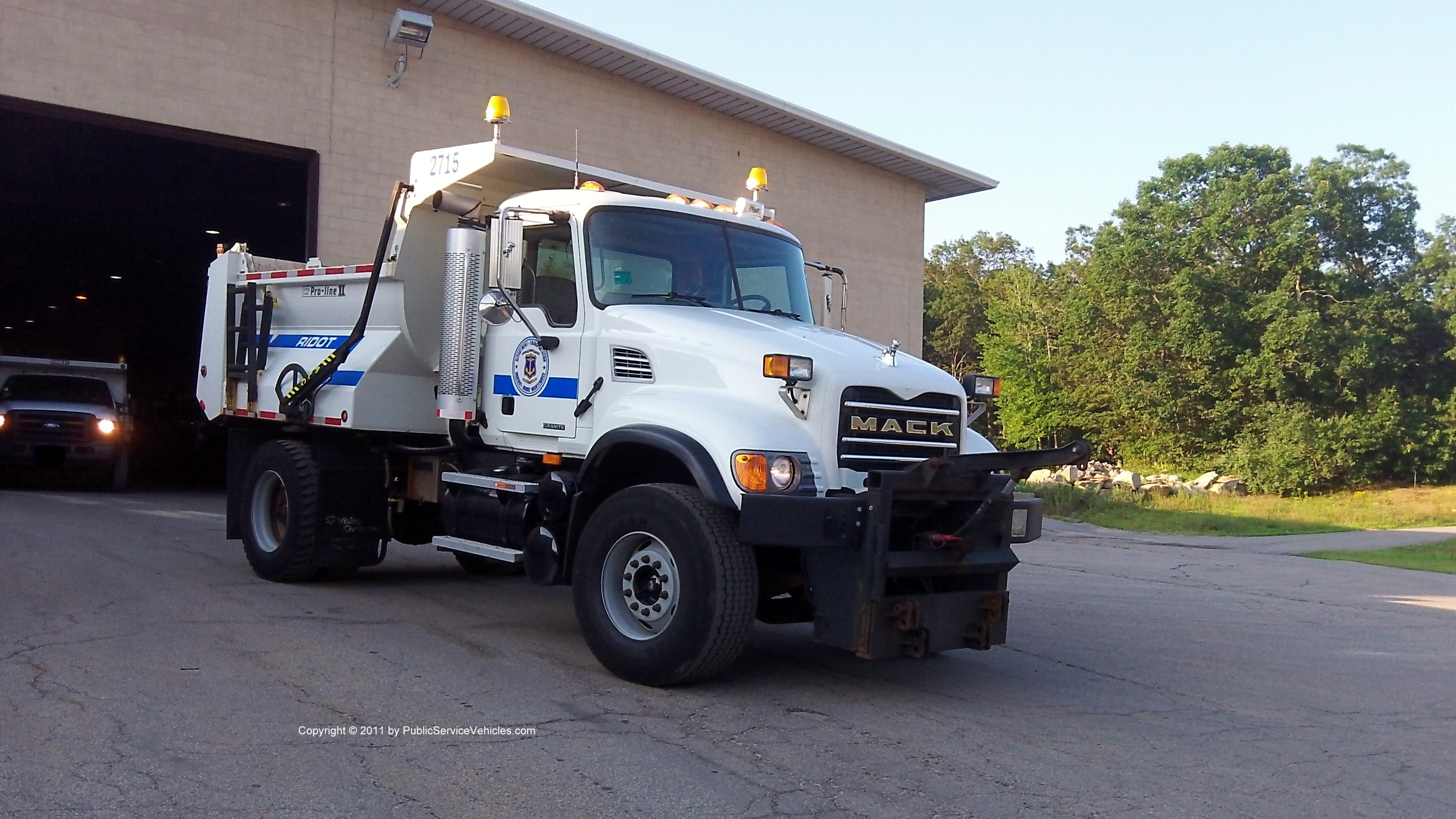 A photo  of Rhode Island Department of Transportation
            Truck 2715, a 2001-2011 Mack Granite             taken by Kieran Egan