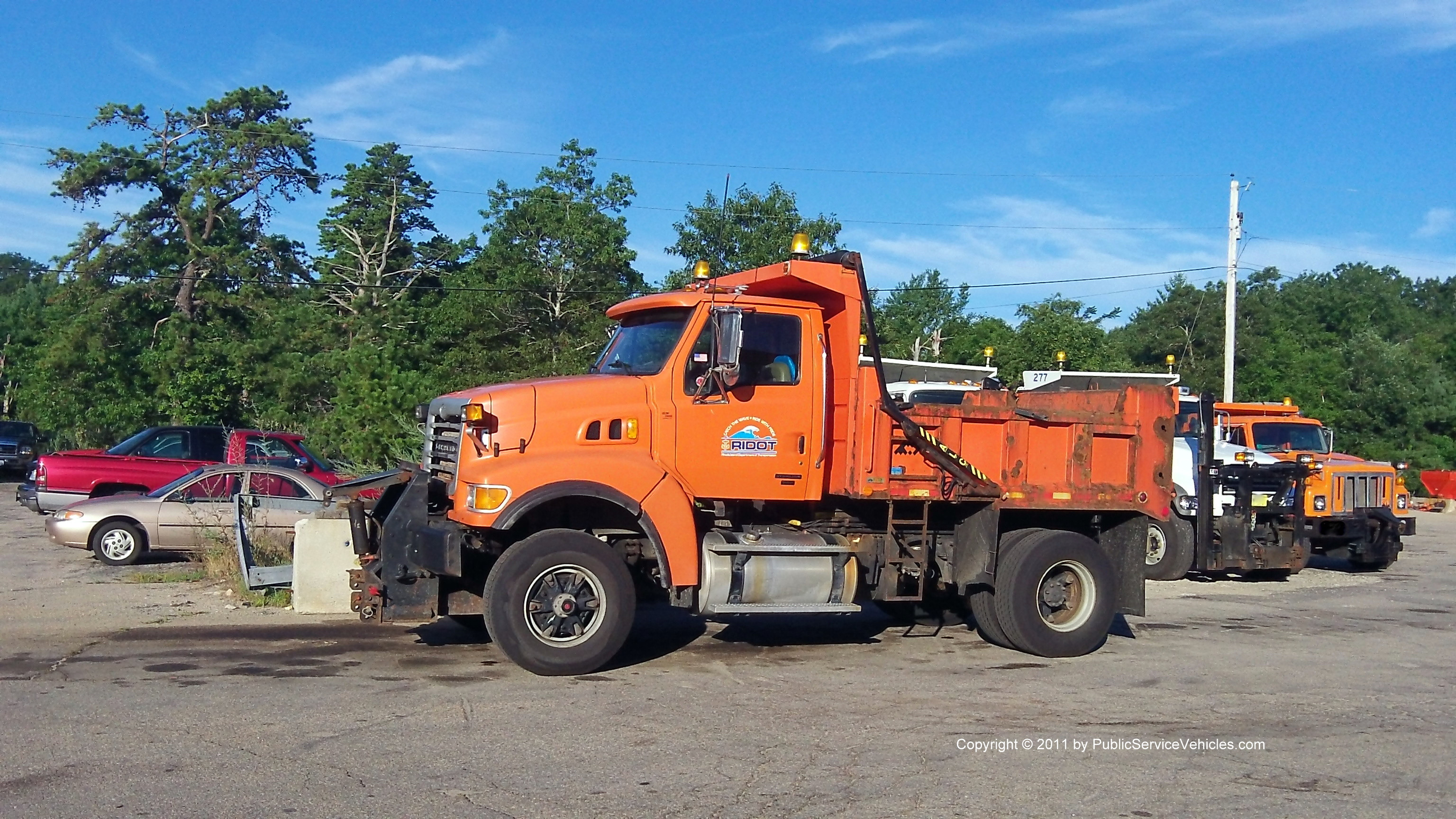 A photo  of Rhode Island Department of Transportation
            Truck 142, a 2001-2011 Sterling             taken by Kieran Egan