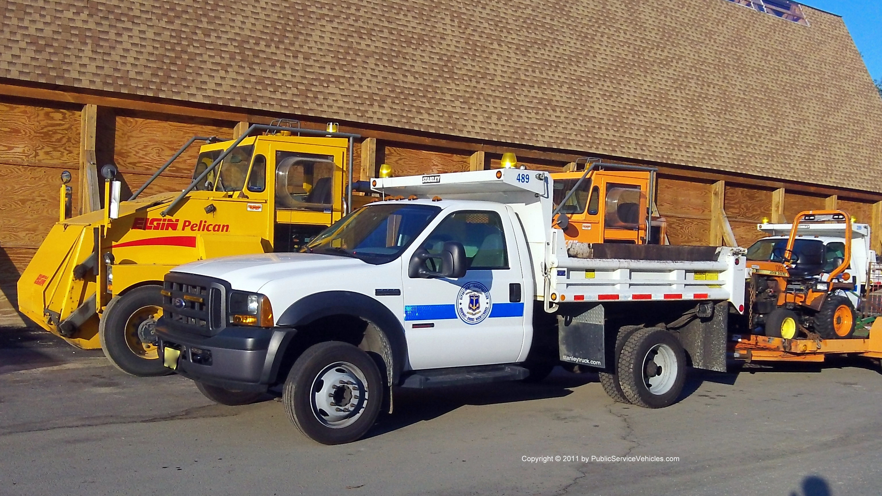 A photo  of Rhode Island Department of Transportation
            Truck 489, a 2005-2007 Ford F-550             taken by Kieran Egan