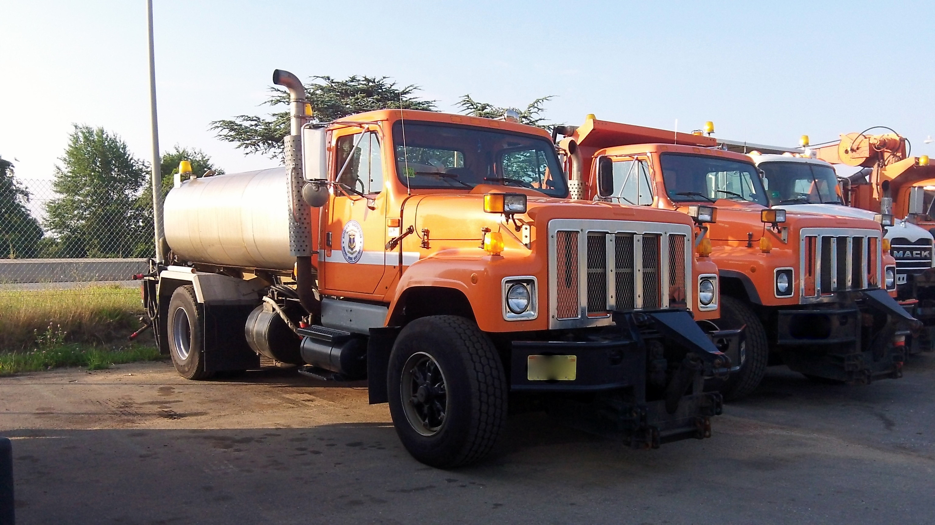 A photo  of Rhode Island Department of Transportation
            Truck 2700, a 1978-1989 International S-Series             taken by Kieran Egan