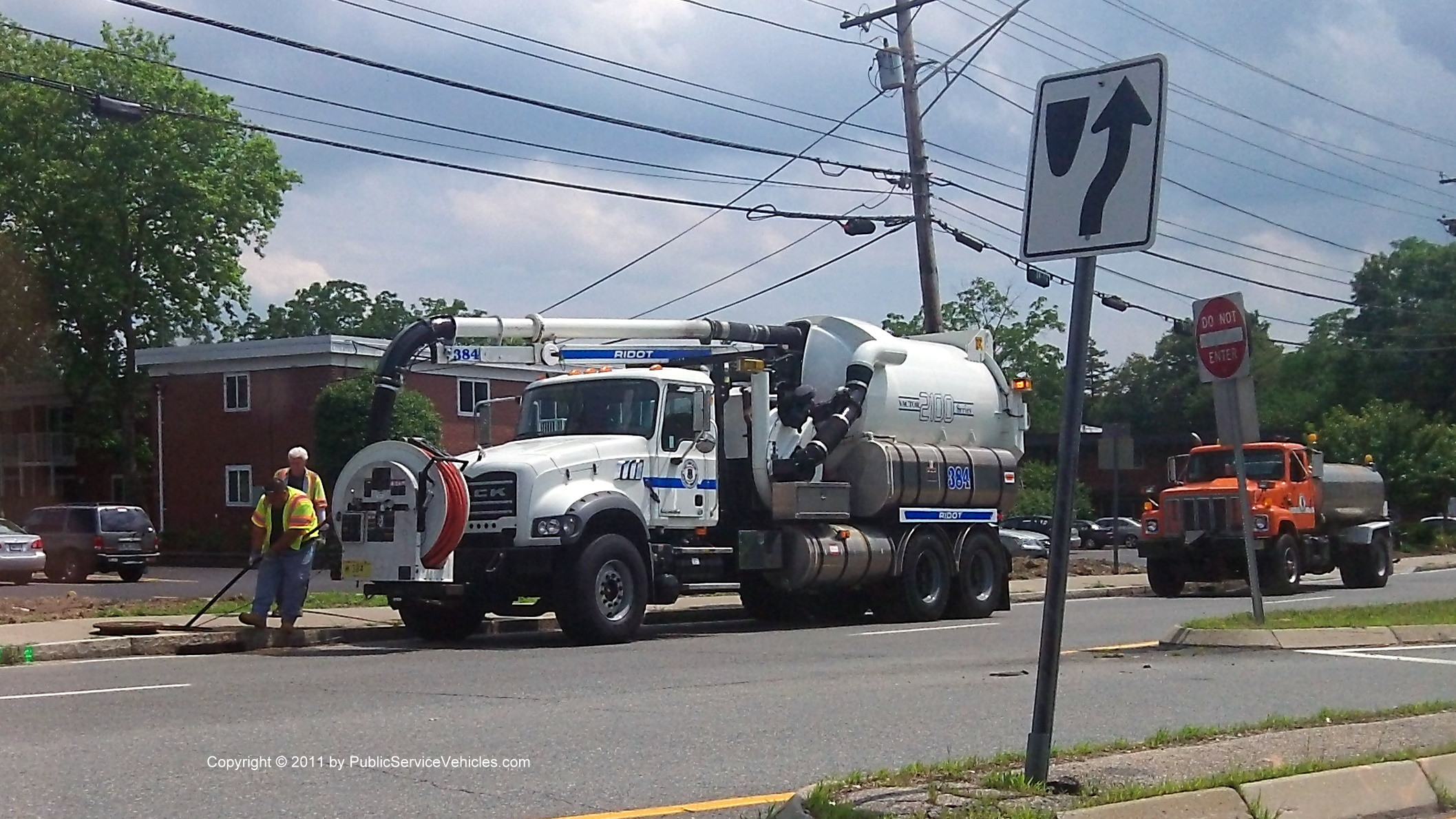 A photo  of Rhode Island Department of Transportation
            Truck 384, a 2001-2011 Mack Granite             taken by Kieran Egan