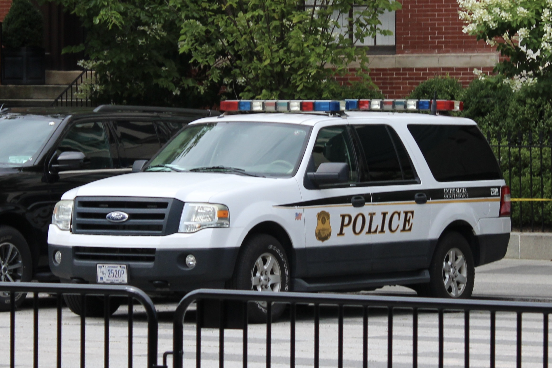 A photo  of United States Secret Service
            Cruiser 2520, a 2007-2014 Ford Expedition             taken by @riemergencyvehicles