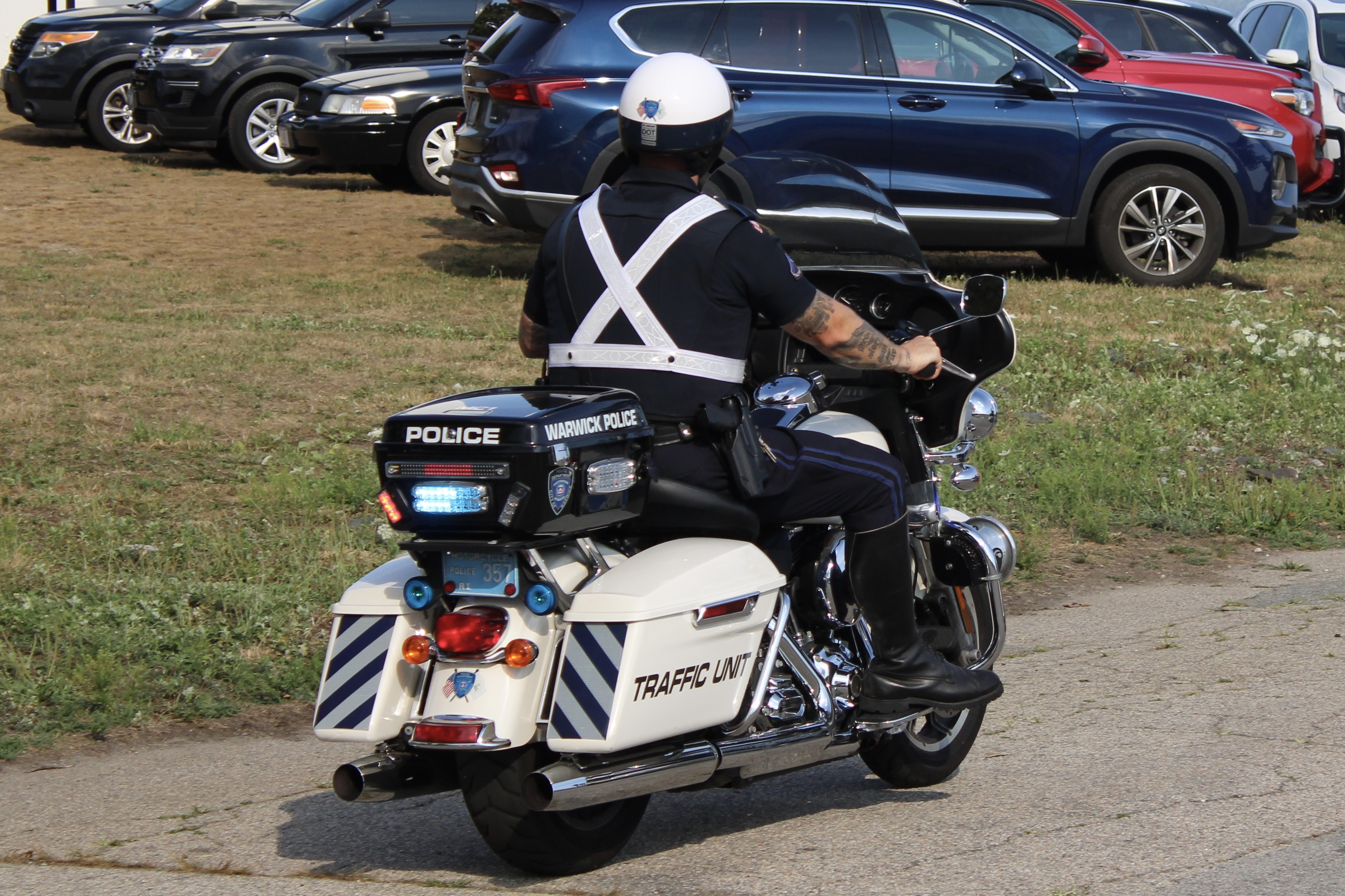 A photo  of Warwick Police
            Motorcycle, a 2020-2022 Harley-Davidson Electra Glide             taken by @riemergencyvehicles