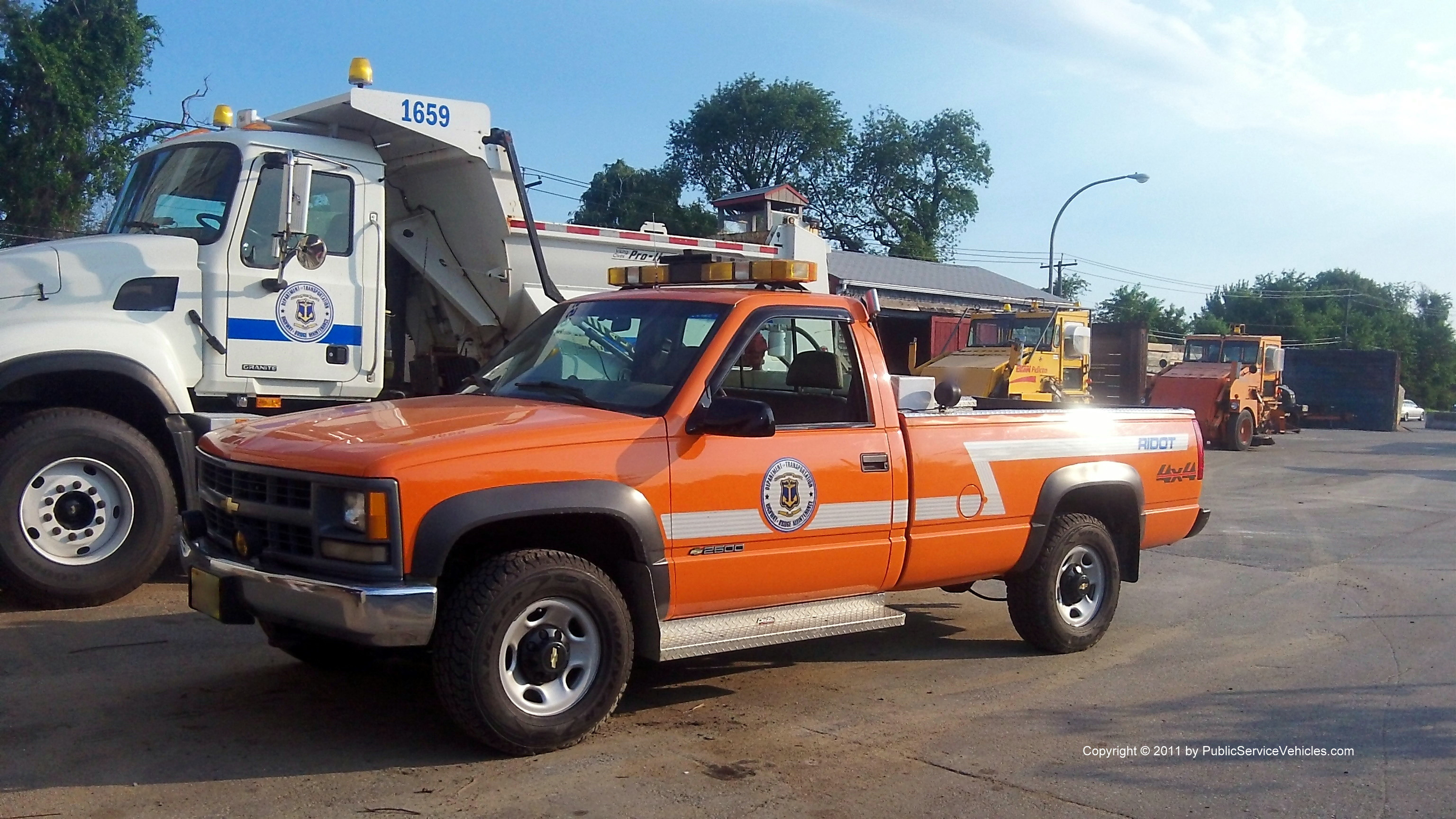 A photo  of Rhode Island Department of Transportation
            Truck 828, a 1988-1998 Chevrolet 2500             taken by Kieran Egan