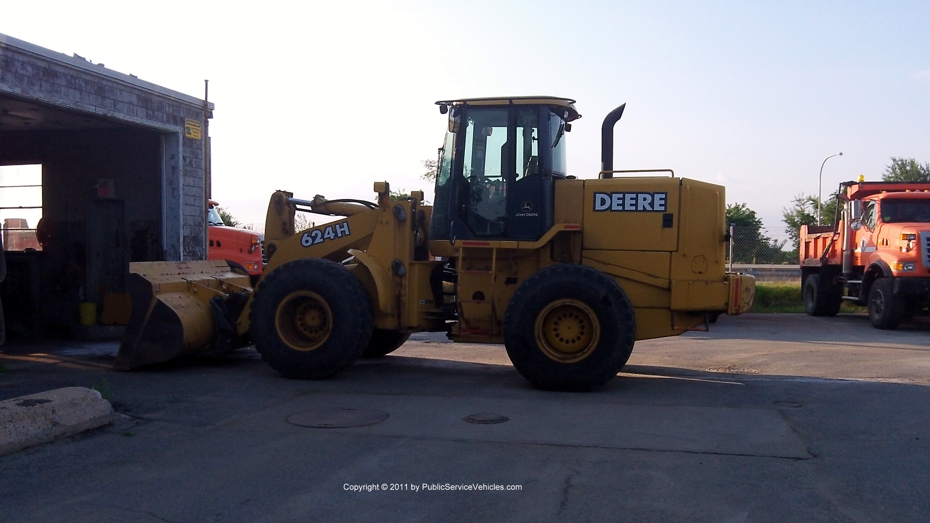 A photo  of Rhode Island Department of Transportation
            Truck 1277, a 1990-2010 John Deere 624H             taken by Kieran Egan