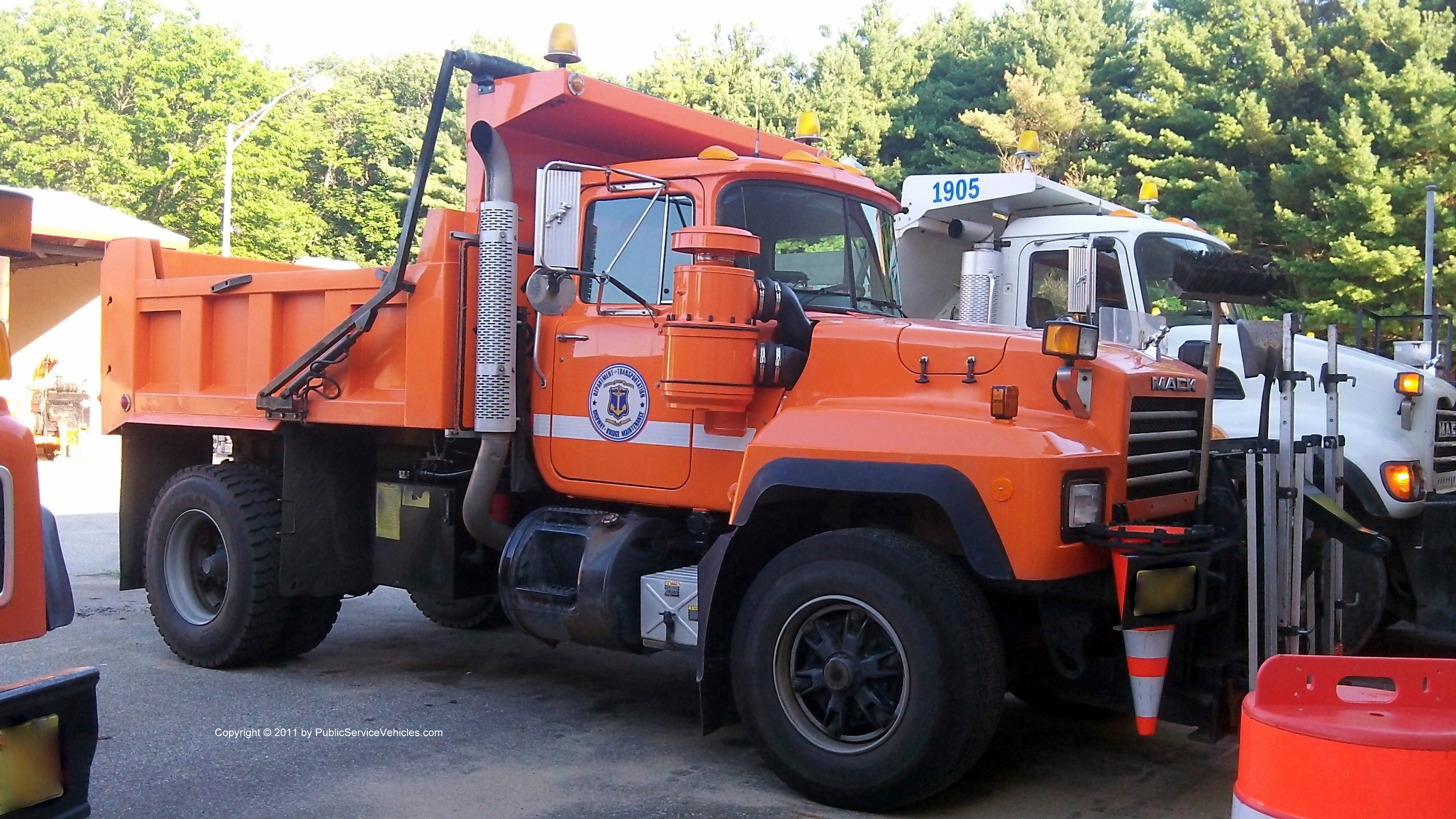 A photo  of Rhode Island Department of Transportation
            Truck 216, a 1980-2010 Mack             taken by Kieran Egan