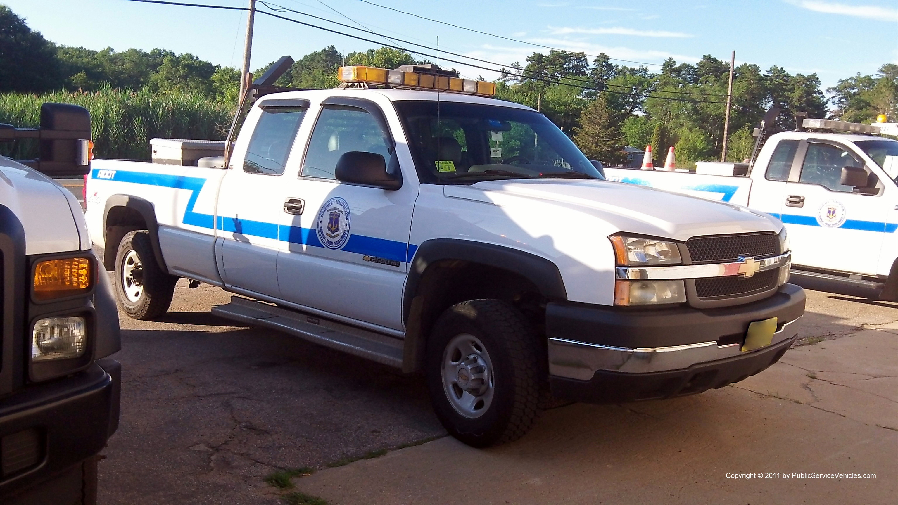 A photo  of Rhode Island Department of Transportation
            Truck 1301, a 1999-2006 Chevrolet 2500HD Extended Cab             taken by Kieran Egan