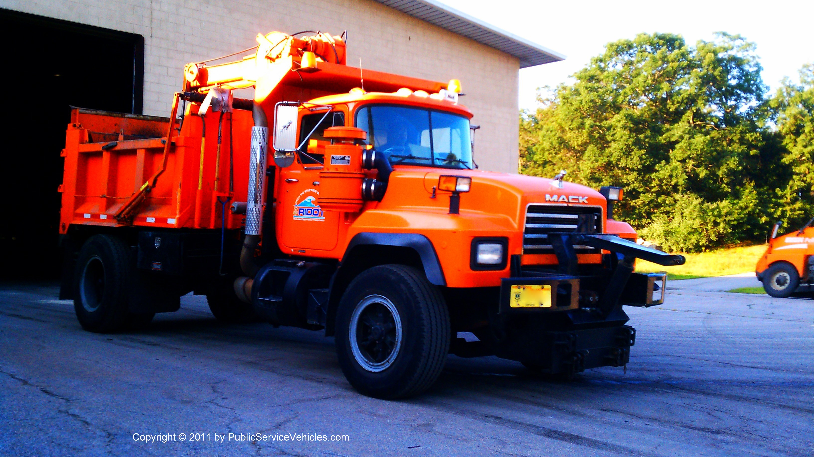 A photo  of Rhode Island Department of Transportation
            Truck 2391, a 1980-2010 Mack             taken by Kieran Egan