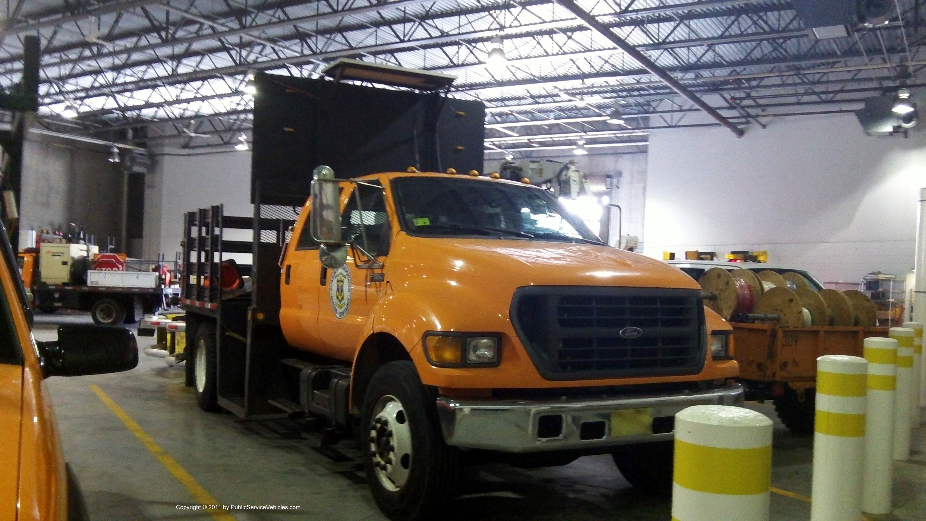 A photo  of Rhode Island Department of Transportation
            Truck 1464, a 2000-2003 Ford F-650             taken by Kieran Egan