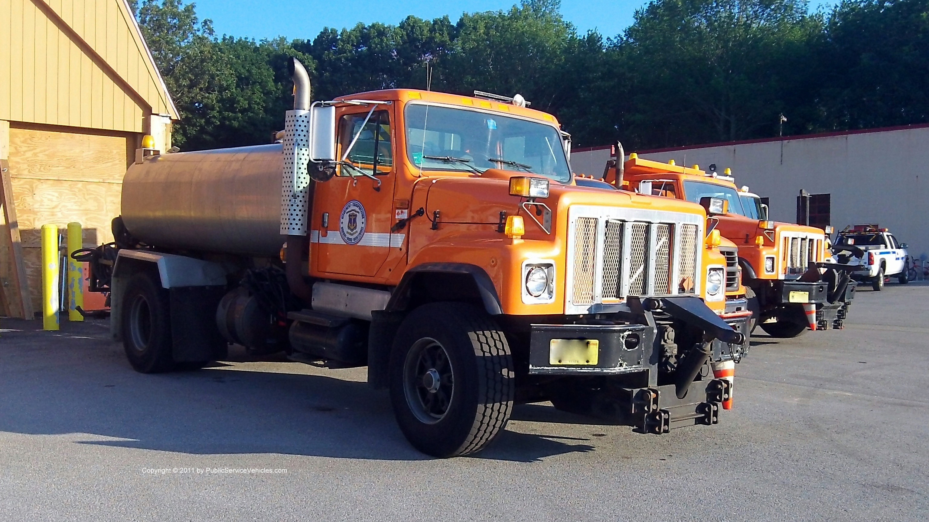 A photo  of Rhode Island Department of Transportation
            Truck 622, a 1978-1989 International S-Series             taken by Kieran Egan