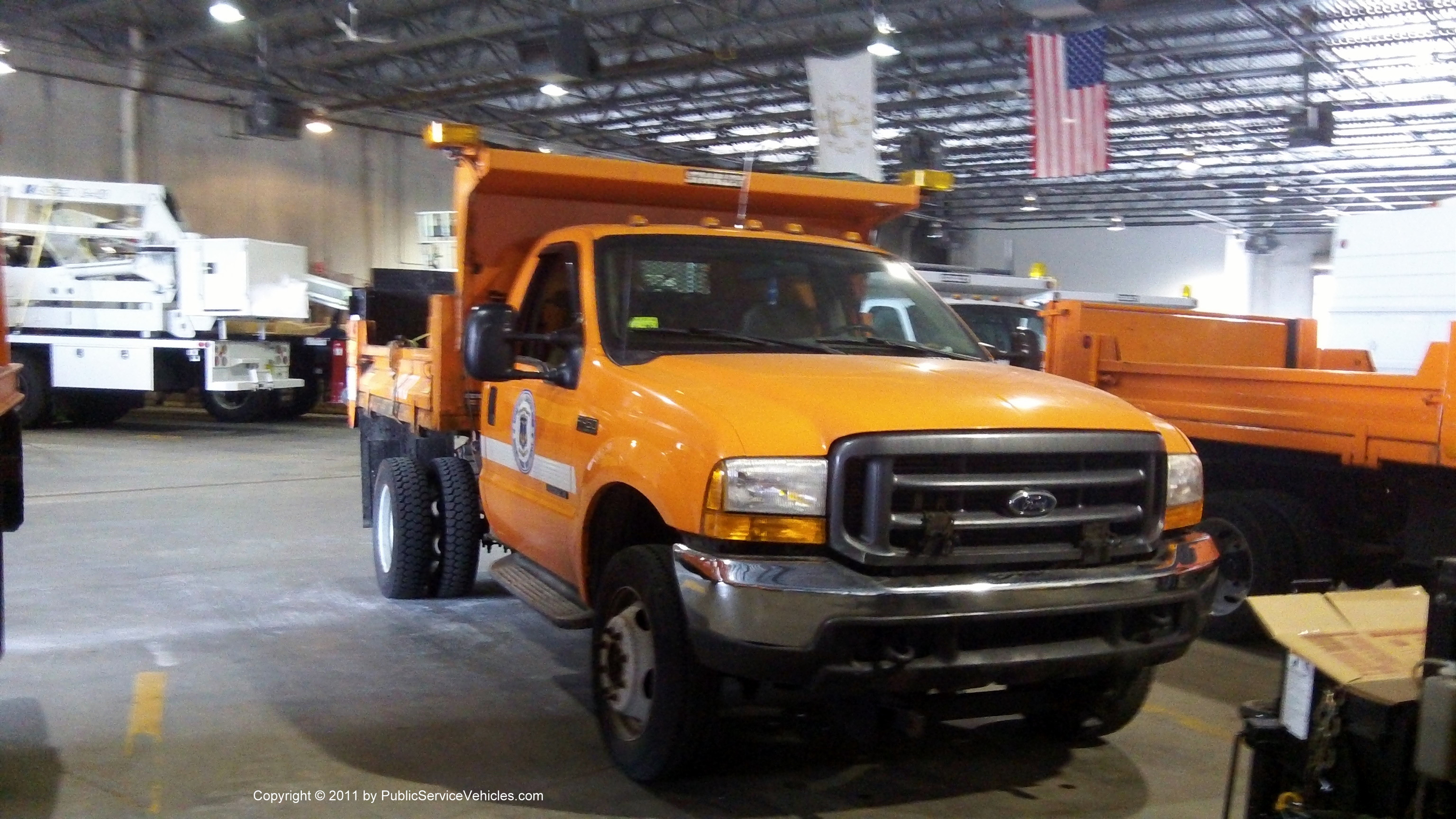 A photo  of Rhode Island Department of Transportation
            Truck 2870, a 1999-2004 Ford F-450             taken by Kieran Egan