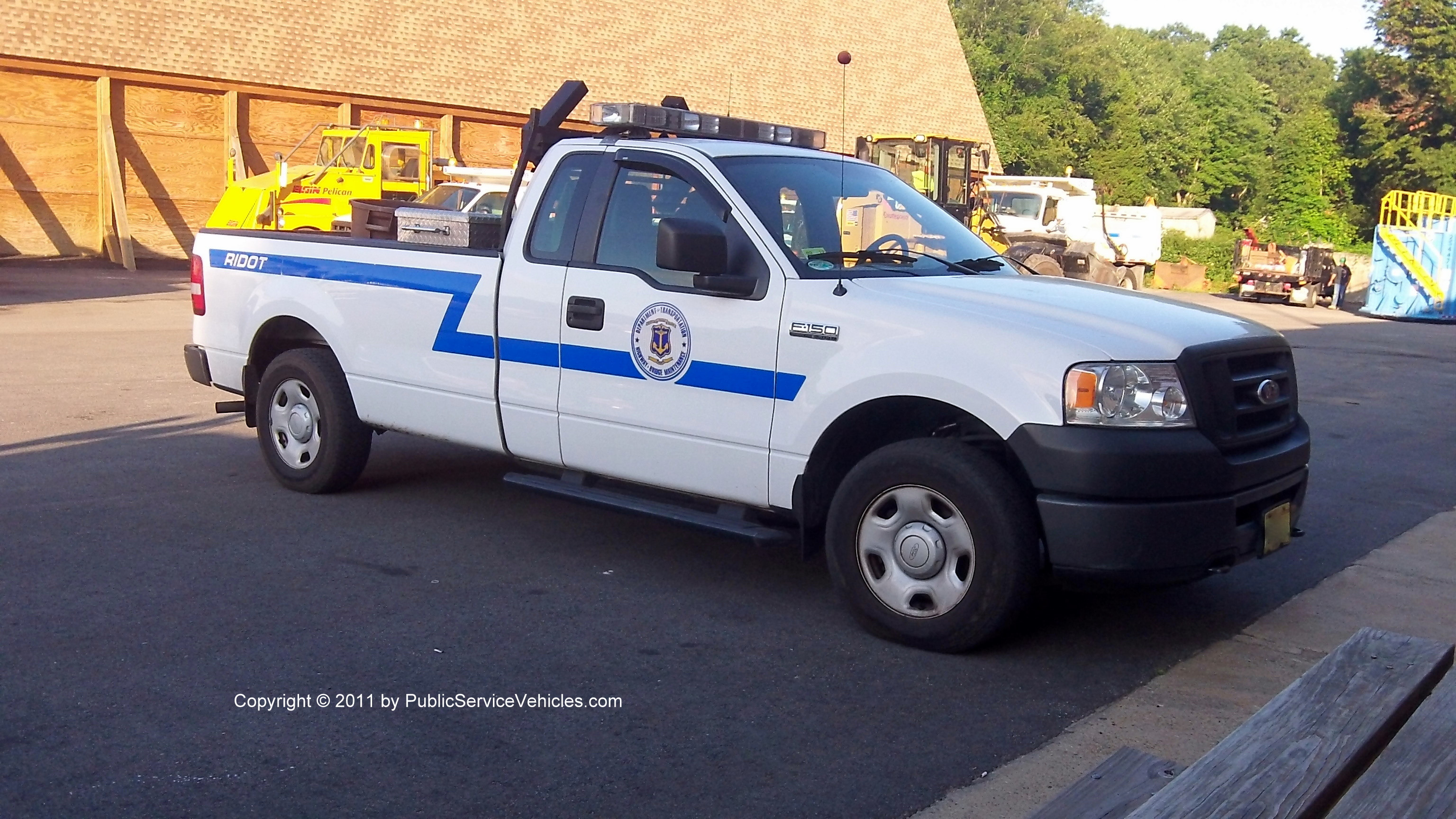 A photo  of Rhode Island Department of Transportation
            Truck 411, a 2004-2008 Ford F-150             taken by Kieran Egan