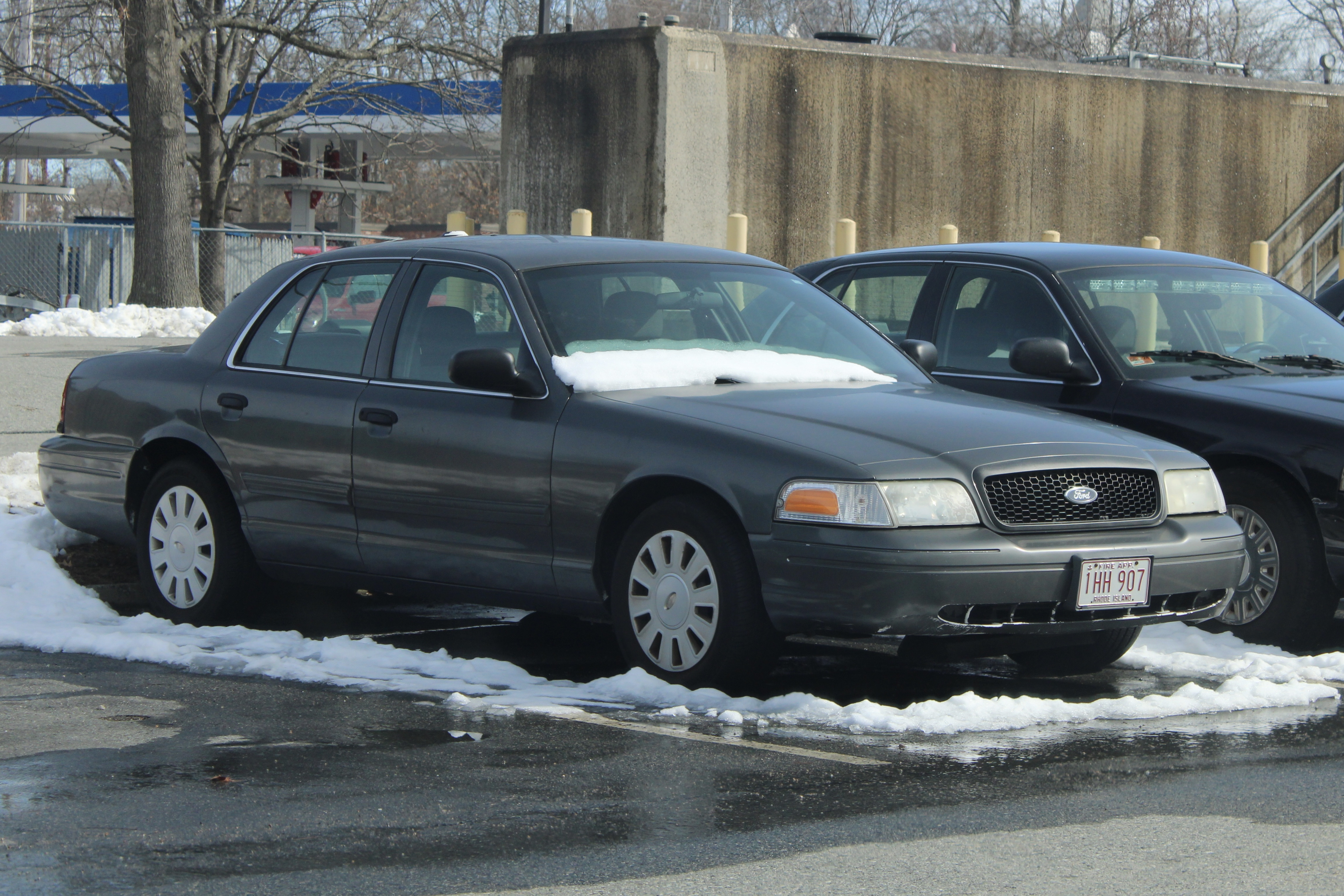 A photo  of Warwick Fire
            Unmarked Unit, a 2009-2011 Ford Crown Victoria Police Interceptor             taken by @riemergencyvehicles