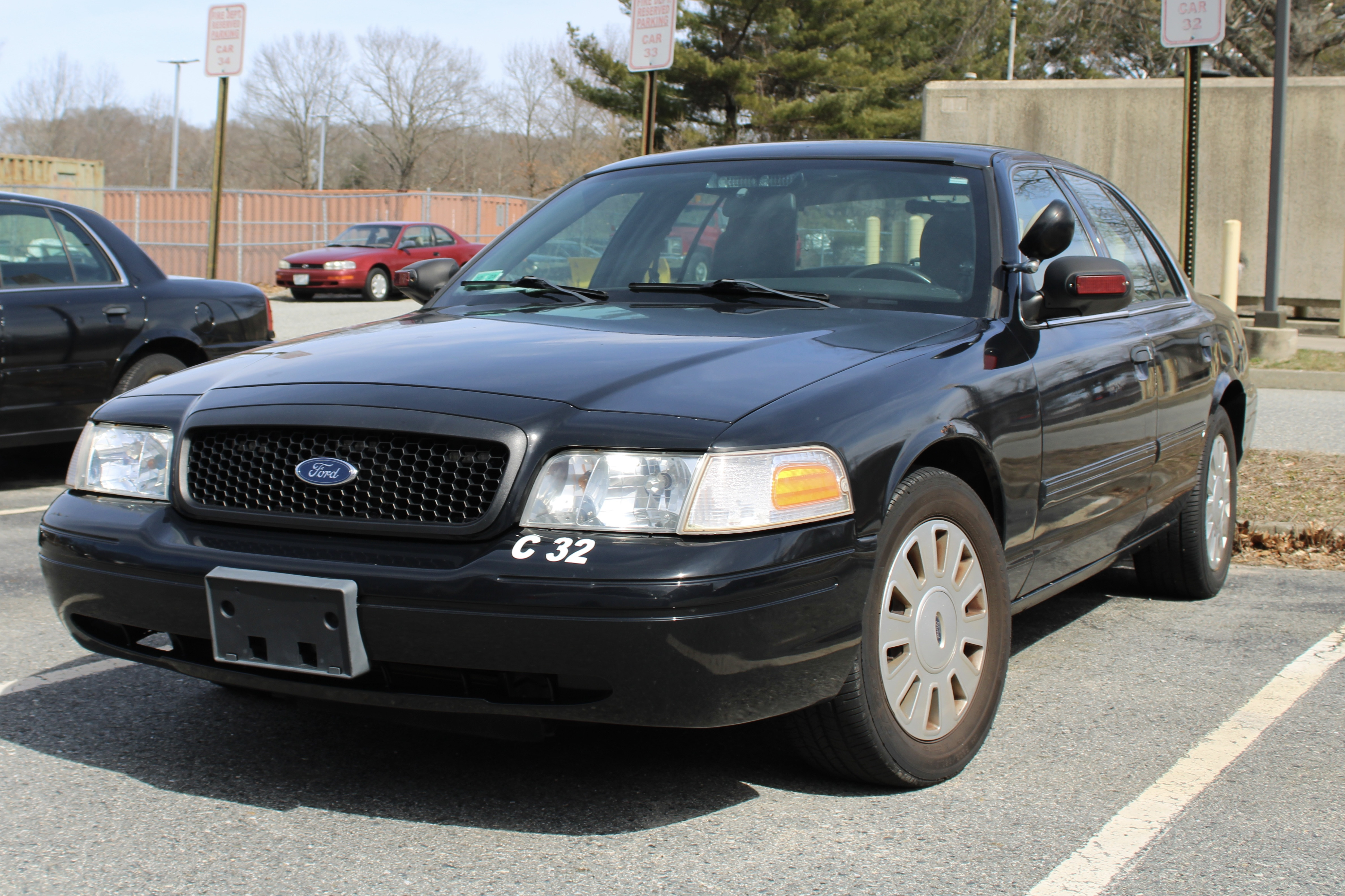 A photo  of Warwick Fire
            Car 32, a 2009-2011 Ford Crown Victoria Police Interceptor             taken by @riemergencyvehicles