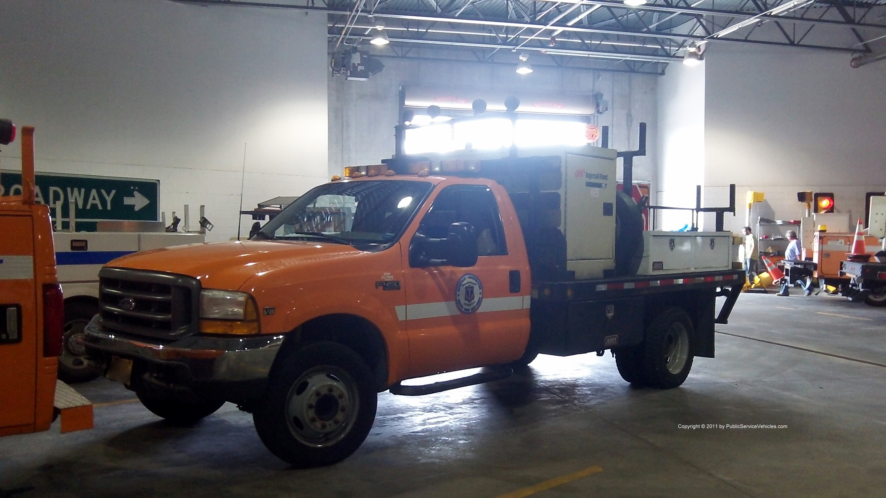 A photo  of Rhode Island Department of Transportation
            Truck 612, a 1999-2004 Ford F-450             taken by Kieran Egan