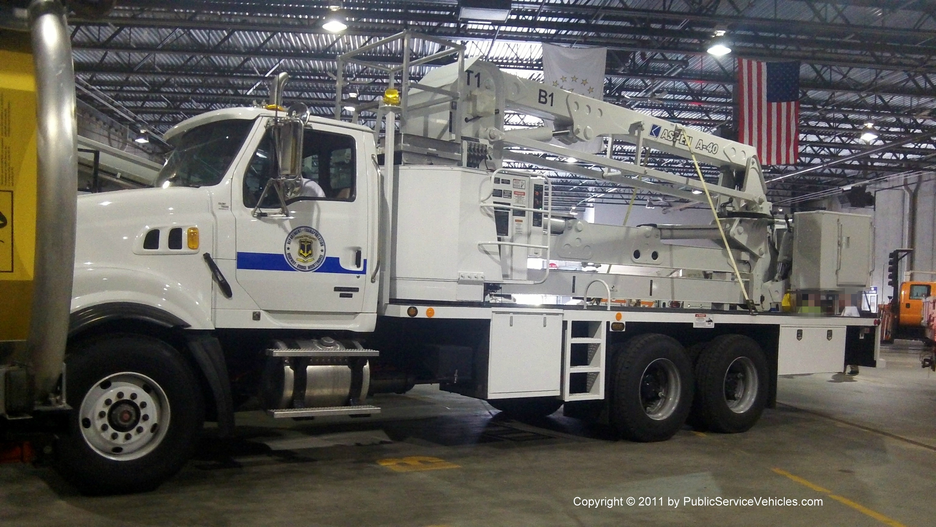 A photo  of Rhode Island Department of Transportation
            Truck 233, a 2000-2011 Sterling             taken by Kieran Egan