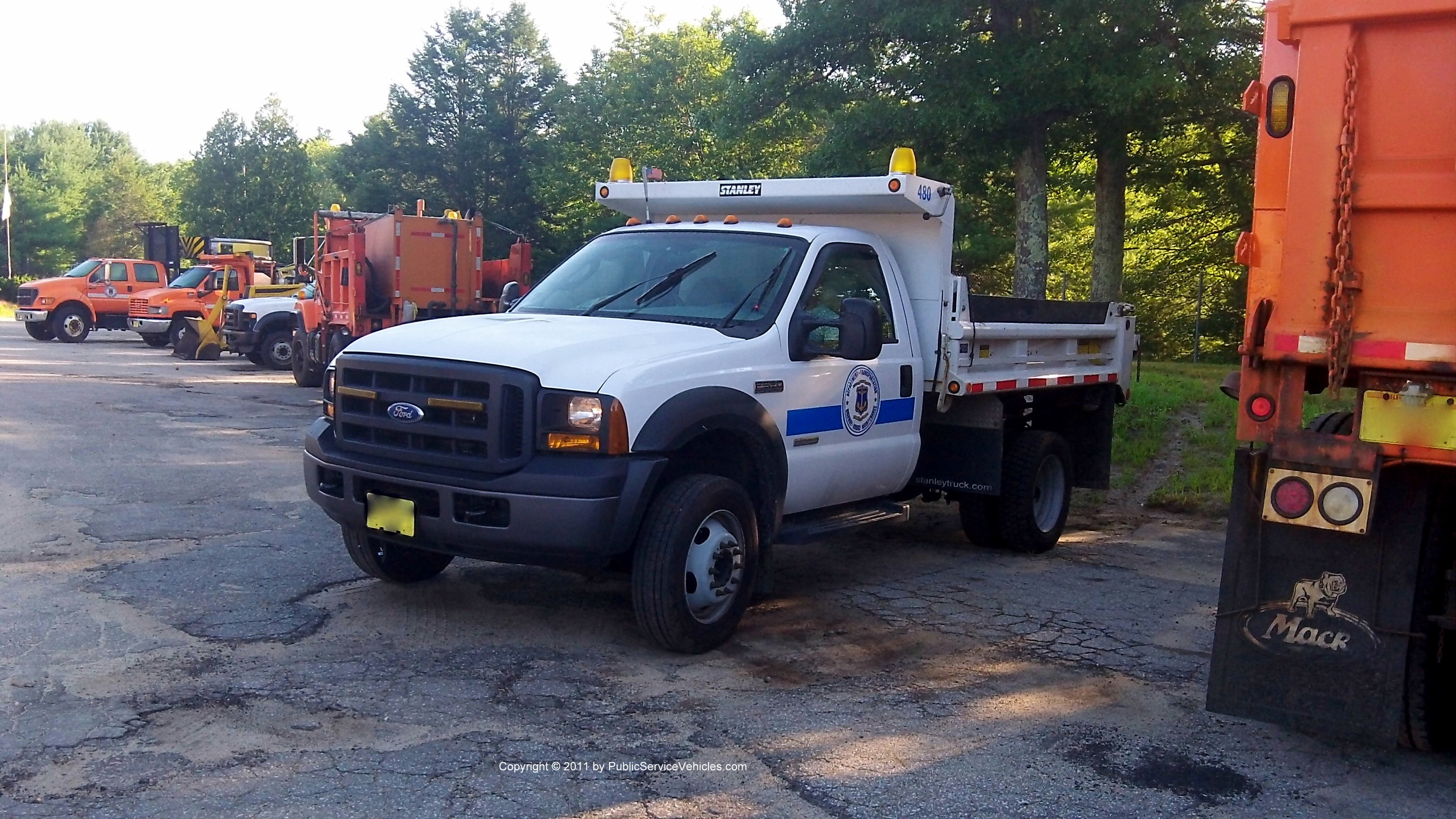 A photo  of Rhode Island Department of Transportation
            Truck 480, a 2005-2007 Ford F-550             taken by Kieran Egan