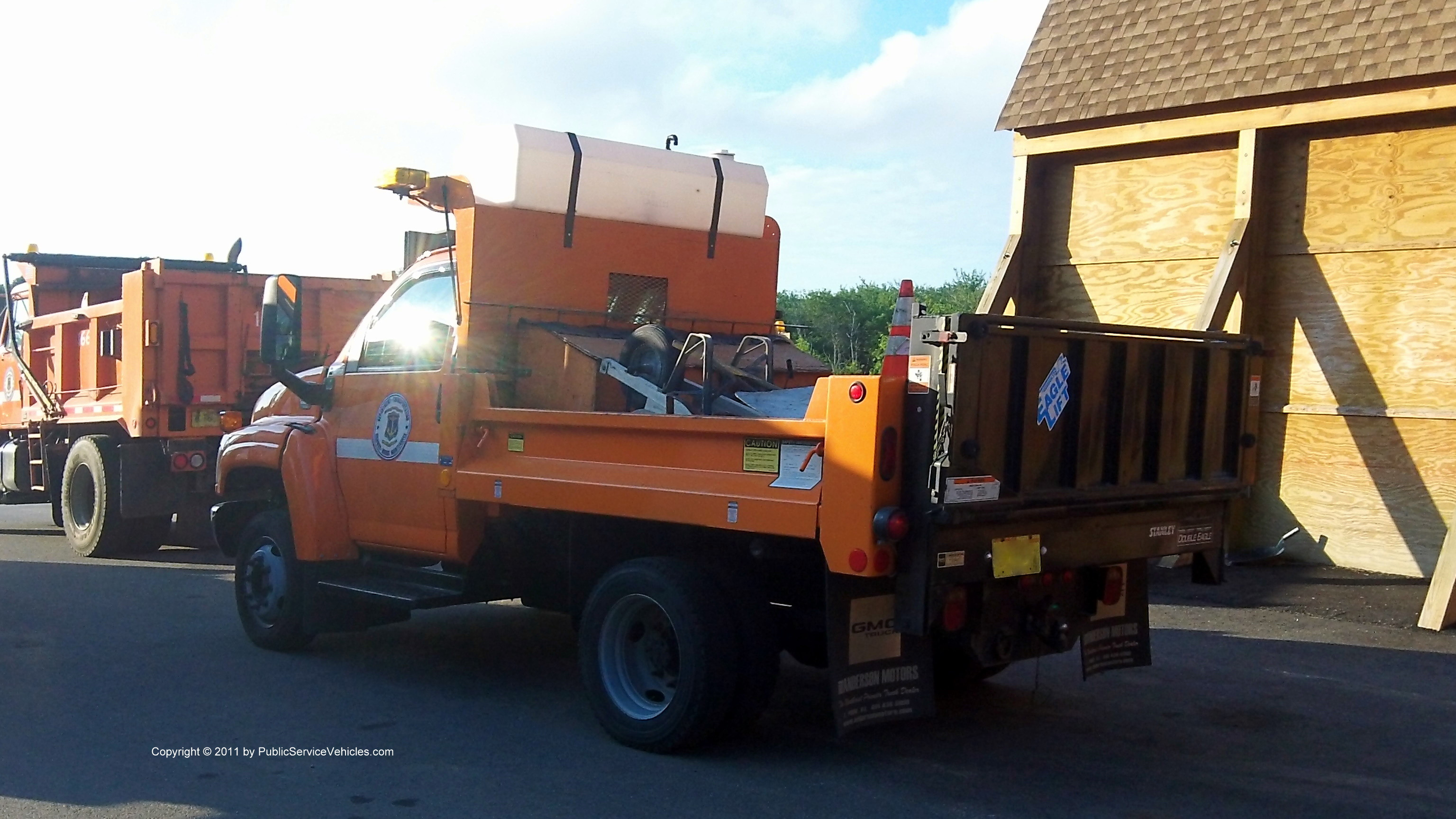 A photo  of Rhode Island Department of Transportation
            Truck 486, a 2003-2005 GMC C4500             taken by Kieran Egan