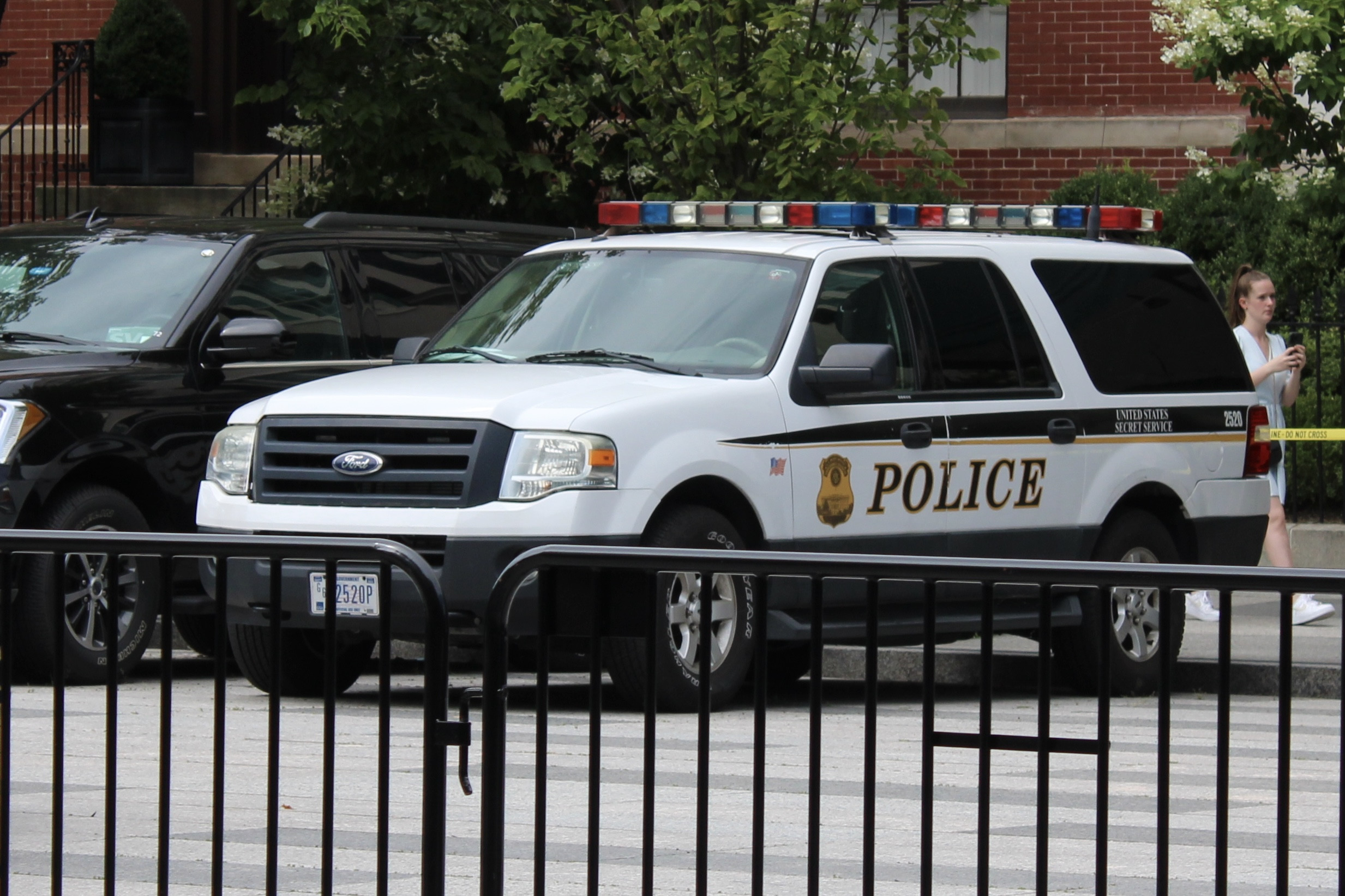 A photo  of United States Secret Service
            Cruiser 2520, a 2007-2014 Ford Expedition             taken by @riemergencyvehicles