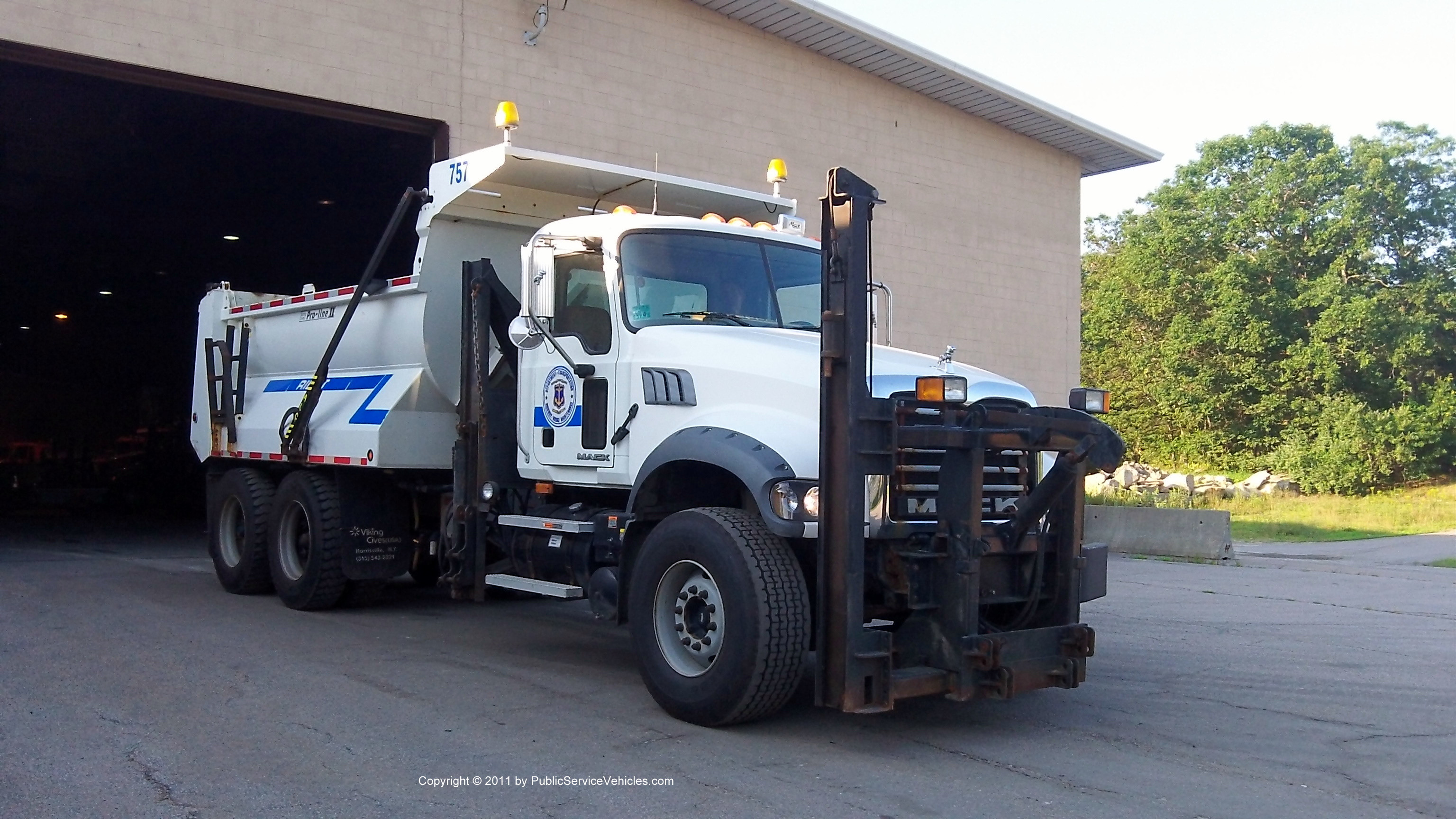 A photo  of Rhode Island Department of Transportation
            Truck 757, a 2001-2011 Mack Granite             taken by Kieran Egan