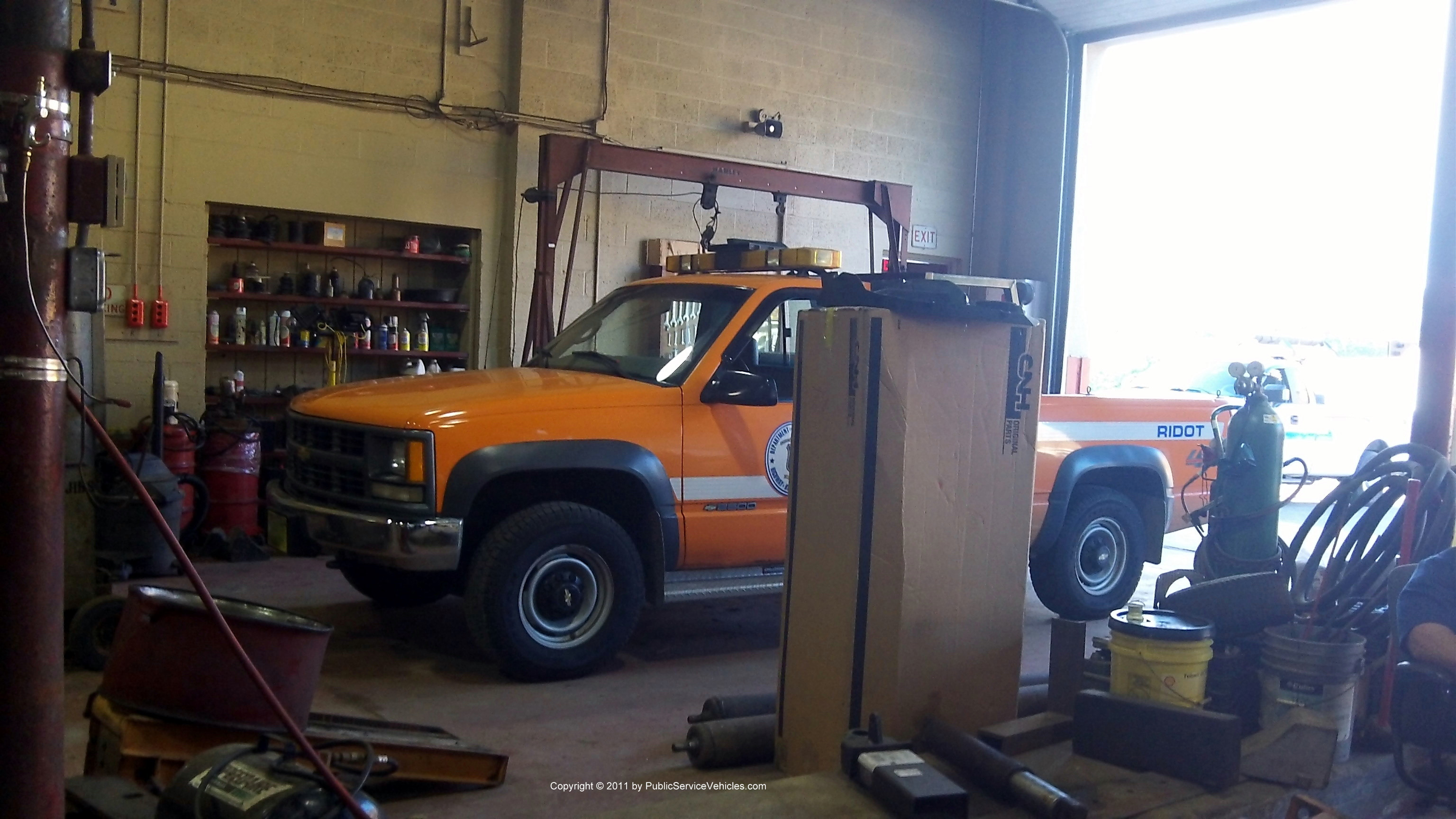 A photo  of Rhode Island Department of Transportation
            Truck 2453, a 1988-1998 Chevrolet 2500             taken by Kieran Egan