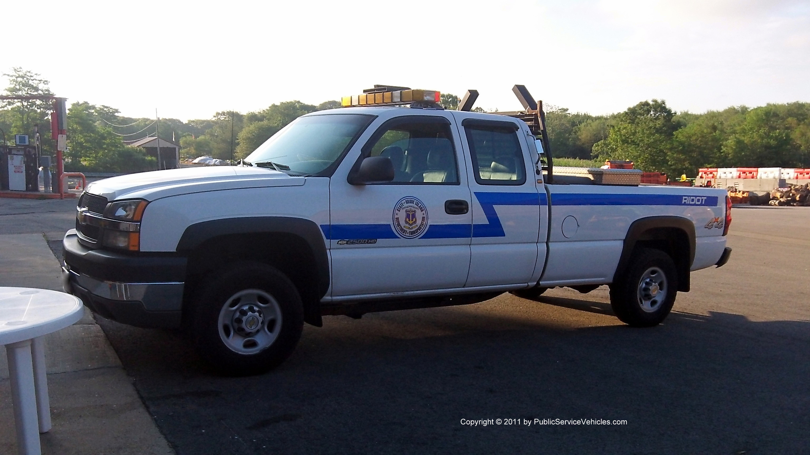 A photo  of Rhode Island Department of Transportation
            Truck 424, a 1999-2006 Chevrolet 2500HD Extended Cab             taken by Kieran Egan